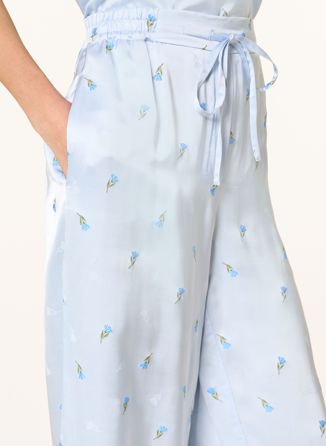 CLAUDIE PIERLOT Marlenehose aus Satin: HELLBLAU / GRÜN / BLAU