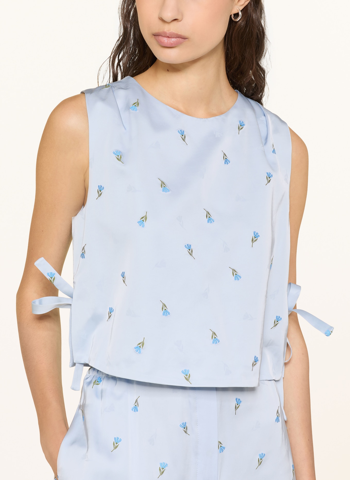 CLAUDIE PIERLOT Blusentop aus Satin: HELLBLAU