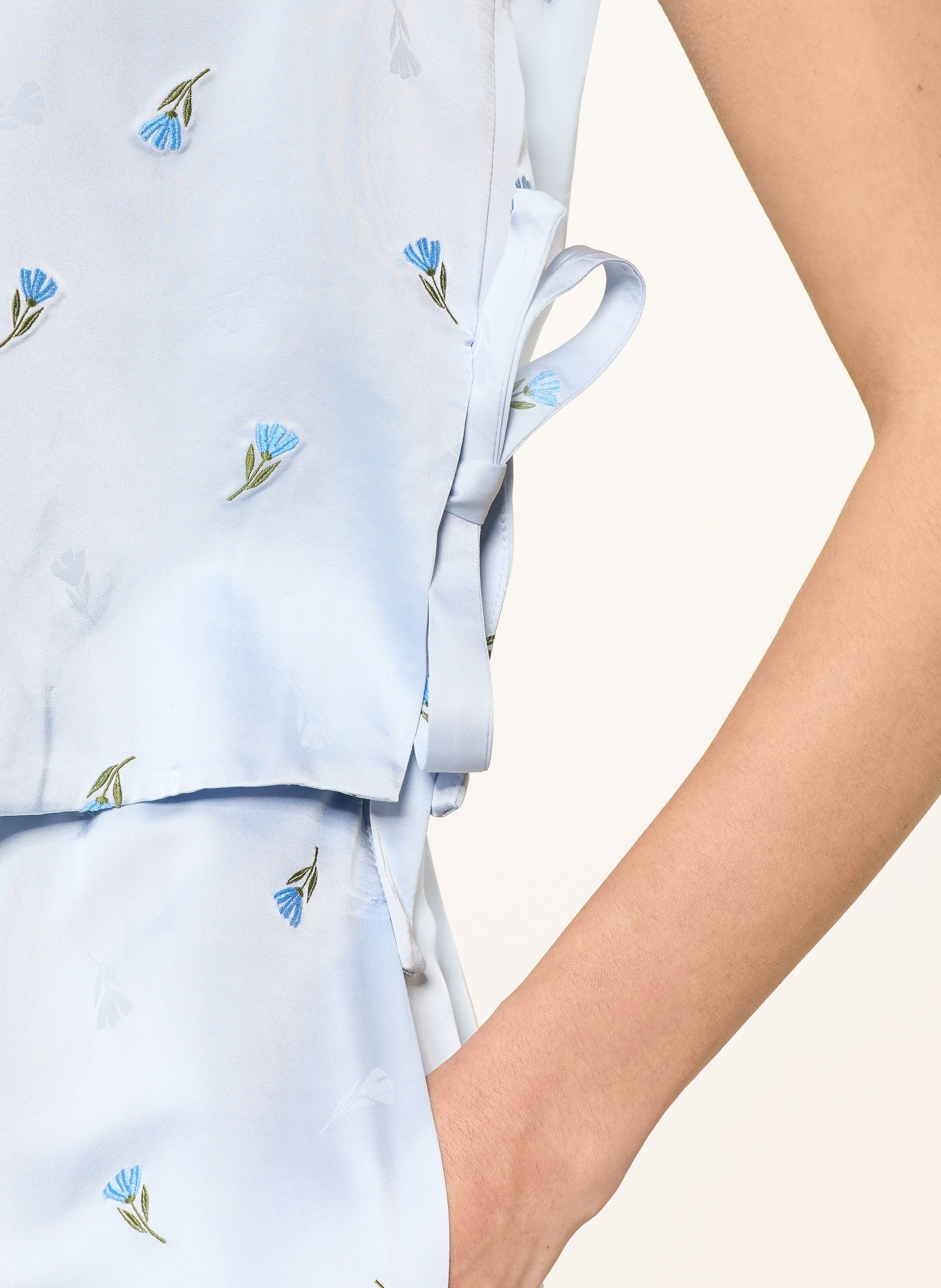 CLAUDIE PIERLOT Blusentop aus Satin: HELLBLAU