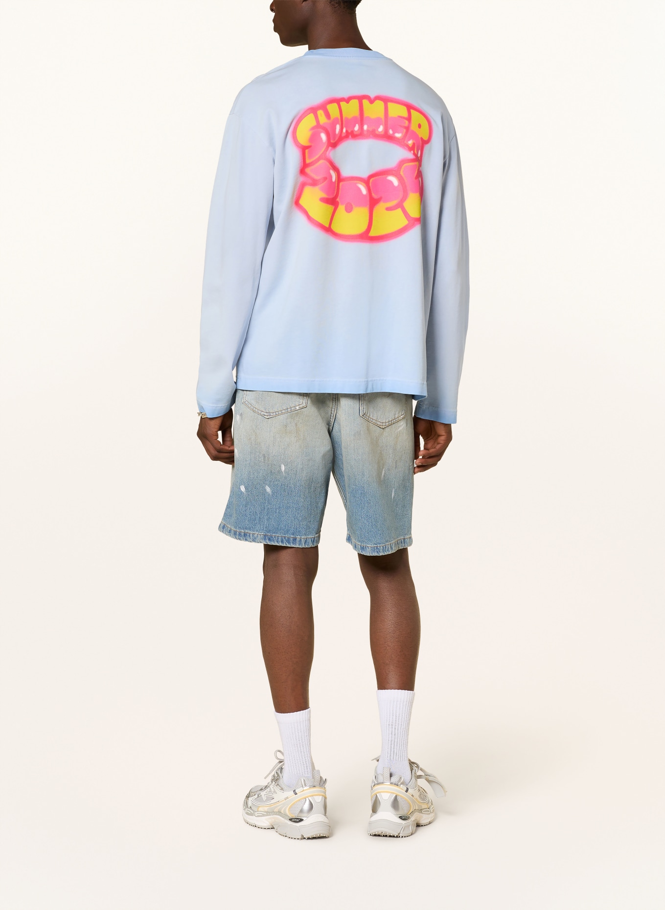 FLÂNEUR T-shirt à manches longues oversize AIRBRUSH SUMMER: BLEU CLAIR / ROUGE FLUO / JAUNE