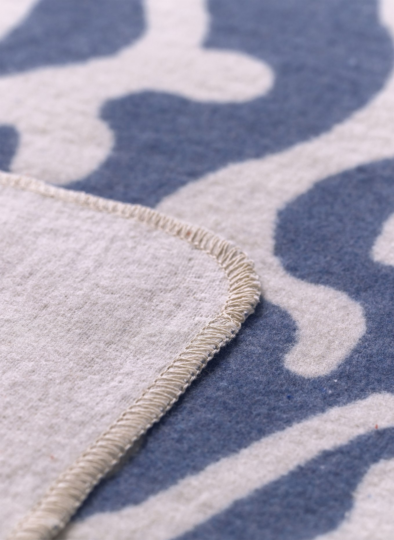 David Fussenegger Plaid SILVRETTA: KREMOWY / CZERWONY / JASNONIEBIESKI