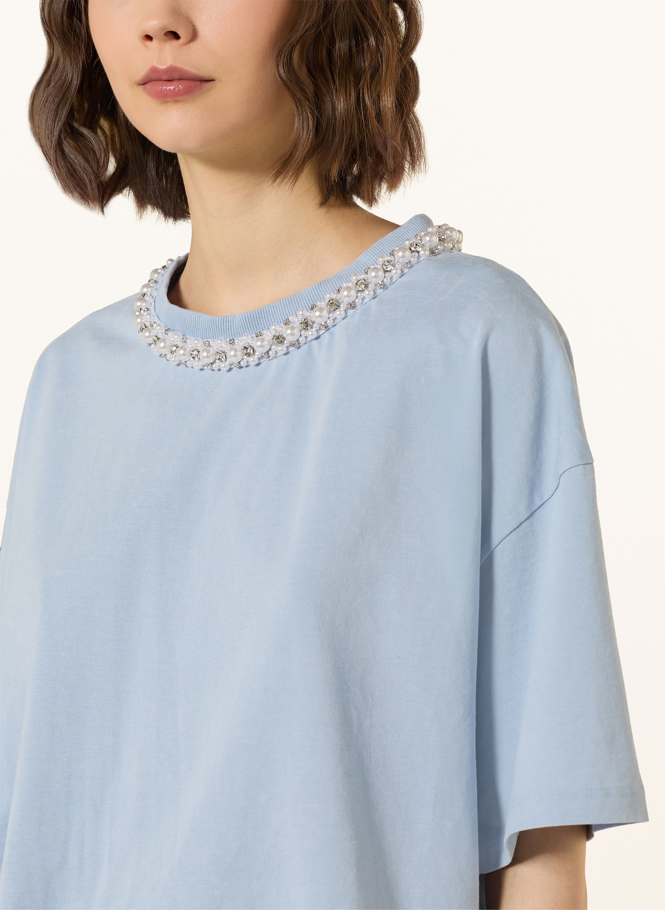maje T-Shirt mit Schmucksteinen und Schmuckperlen: HELLBLAU