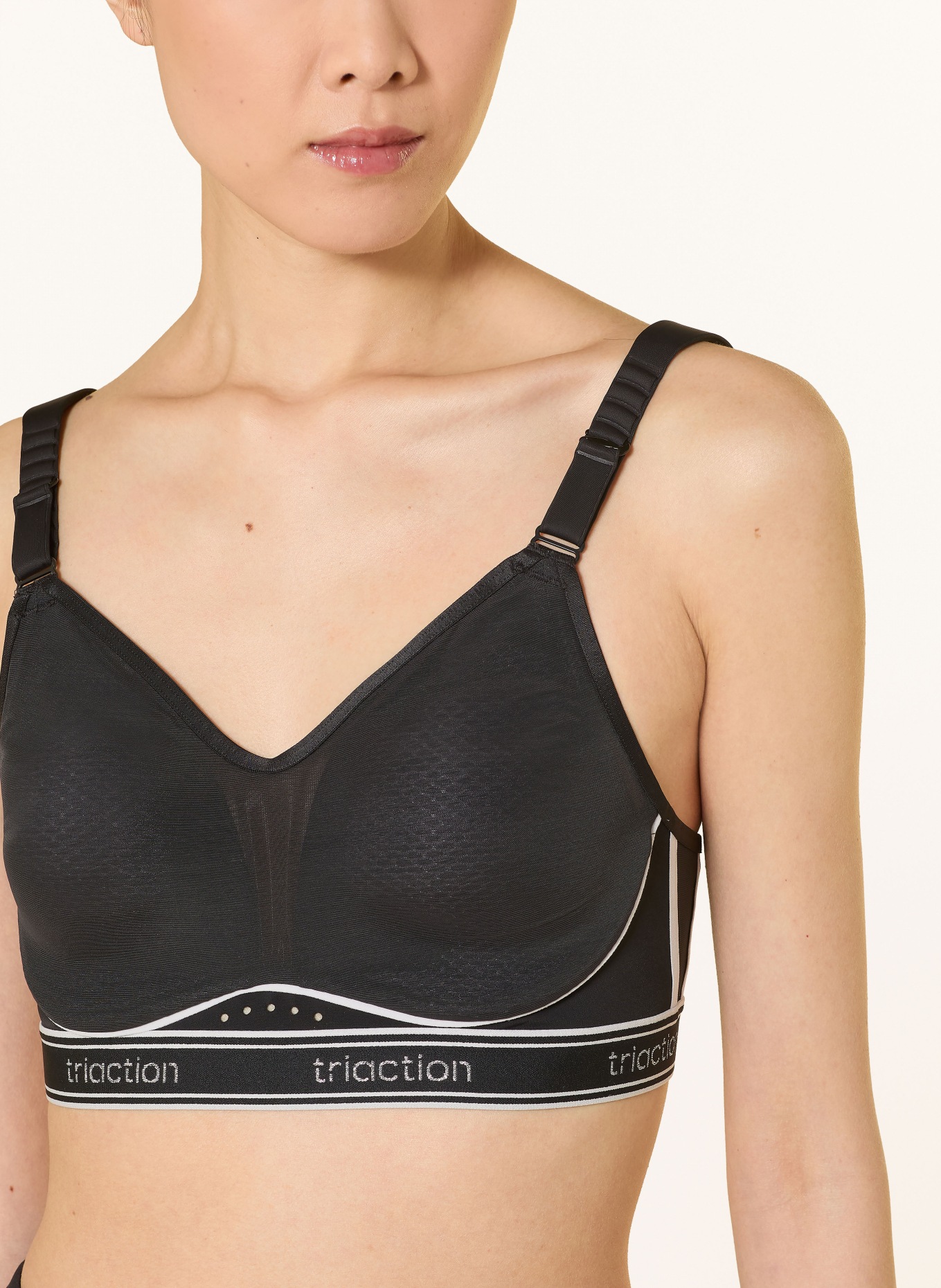 Triumph Sportovní podprsenka TRIACTION CARDIO BREEZE s síťovinou: ČERNÁ / BÍLÁ