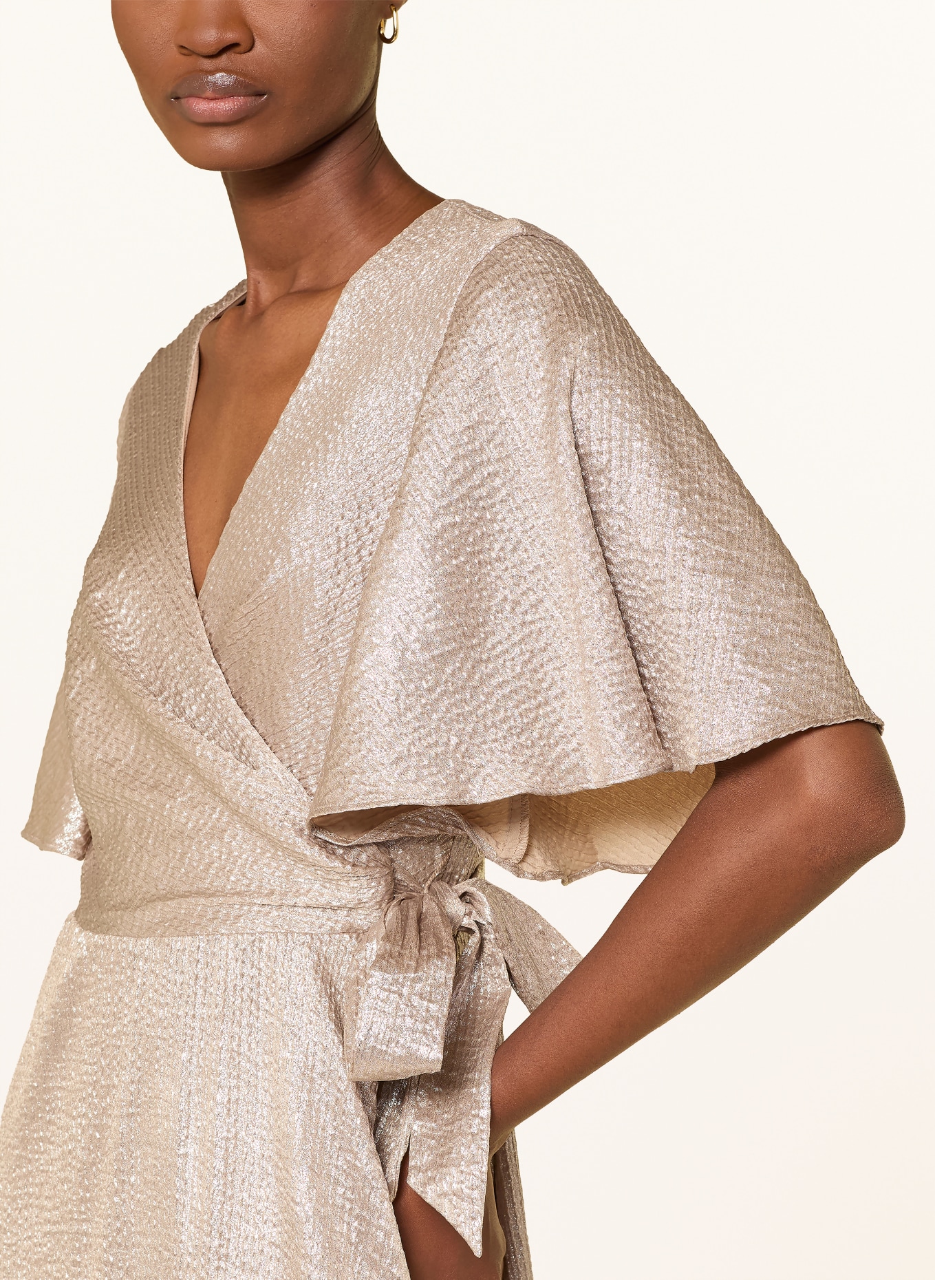 Phase Eight Robe portefeuille JULISSA avec fil pailleté et volants: BEIGE