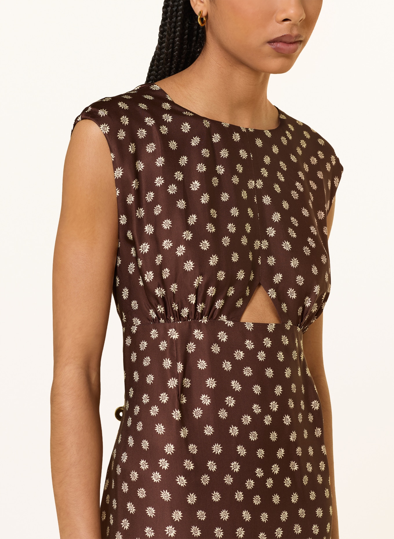 CLAUDIE PIERLOT Satinkleid mit Cut-outs: BRAUN / BEIGE