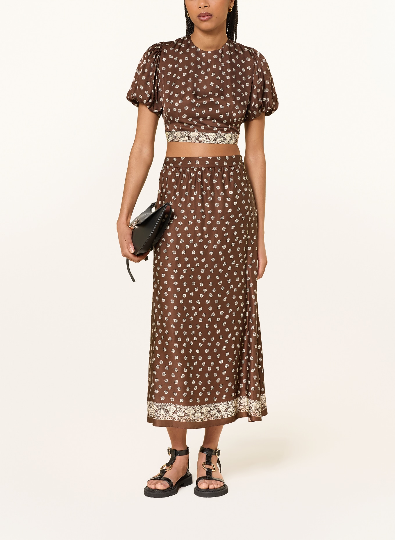 CLAUDIE PIERLOT Cropped-Blusenshirt aus Satin: BRAUN / BEIGE