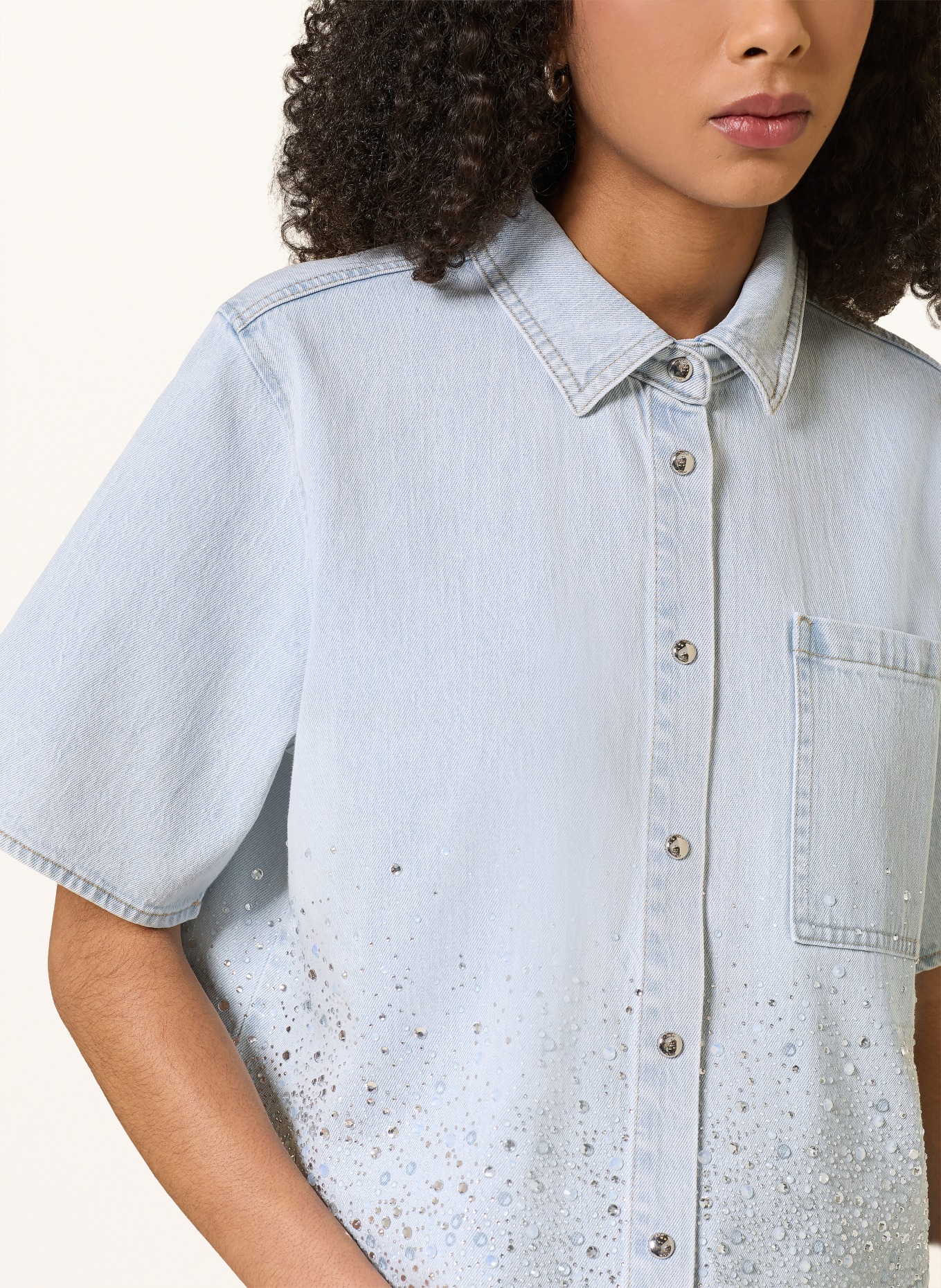 maje Jeansbluse mit Schmucksteinen: HELLBLAU