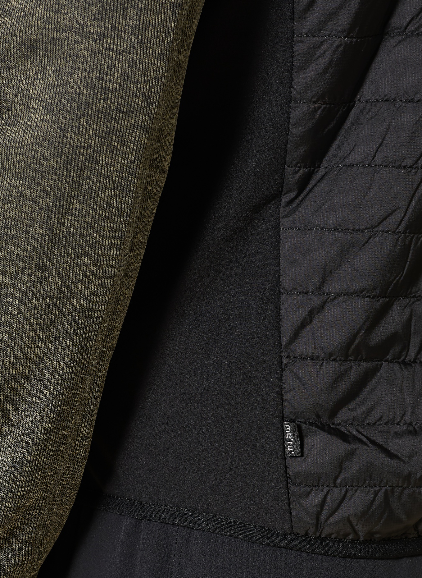 me°ru' JAUJA hybrid vest: BLACK