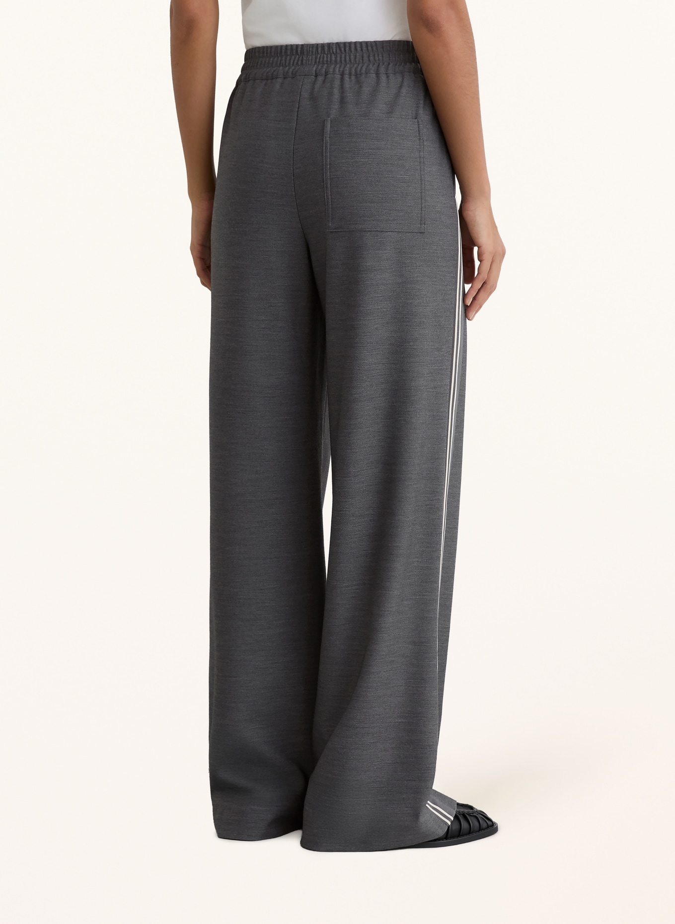 REISS Marlenehose MARLOW mit Galonstreifen: GRAU / WEISS