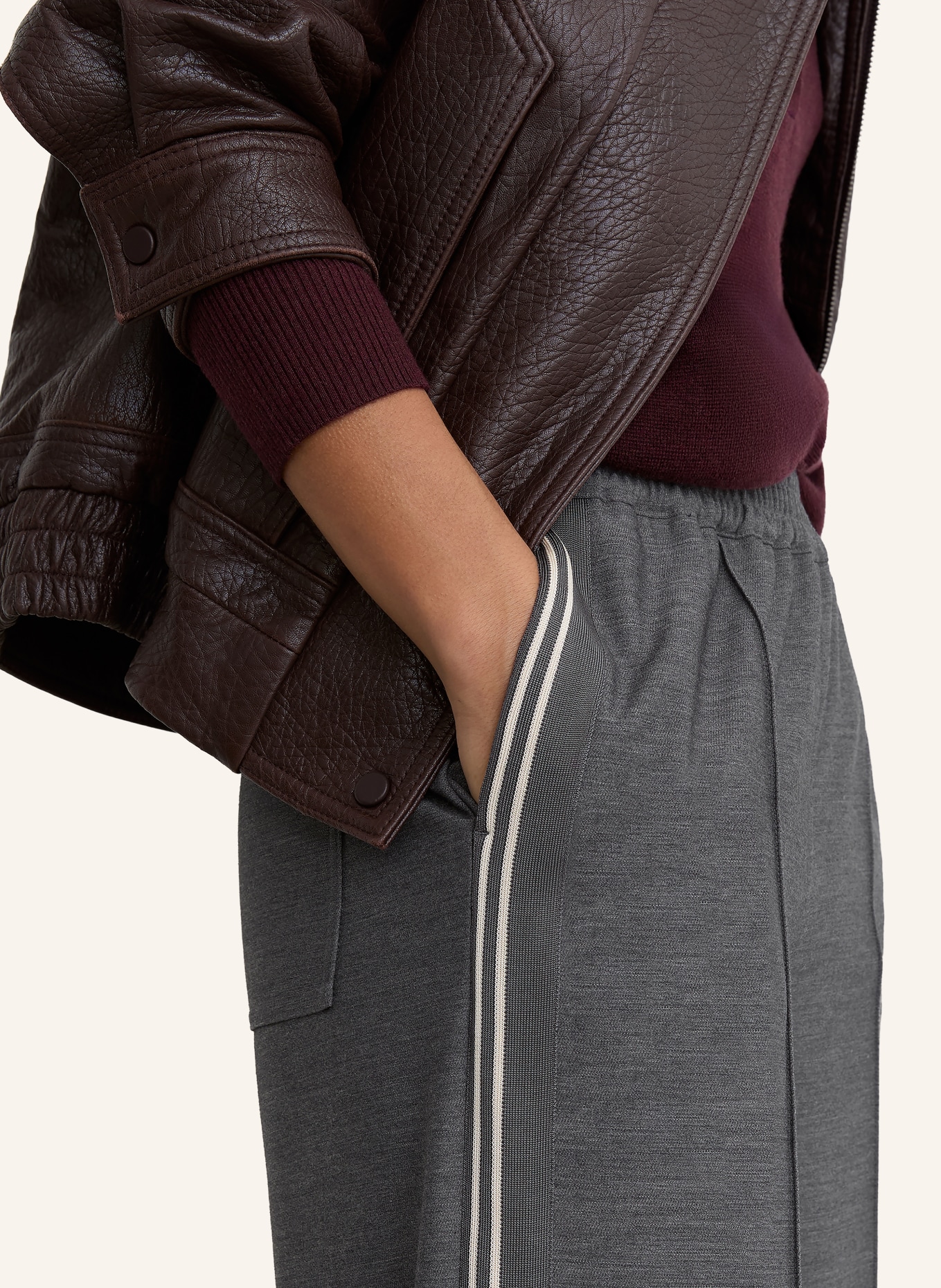 REISS Marlenehose MARLOW mit Galonstreifen: GRAU / WEISS