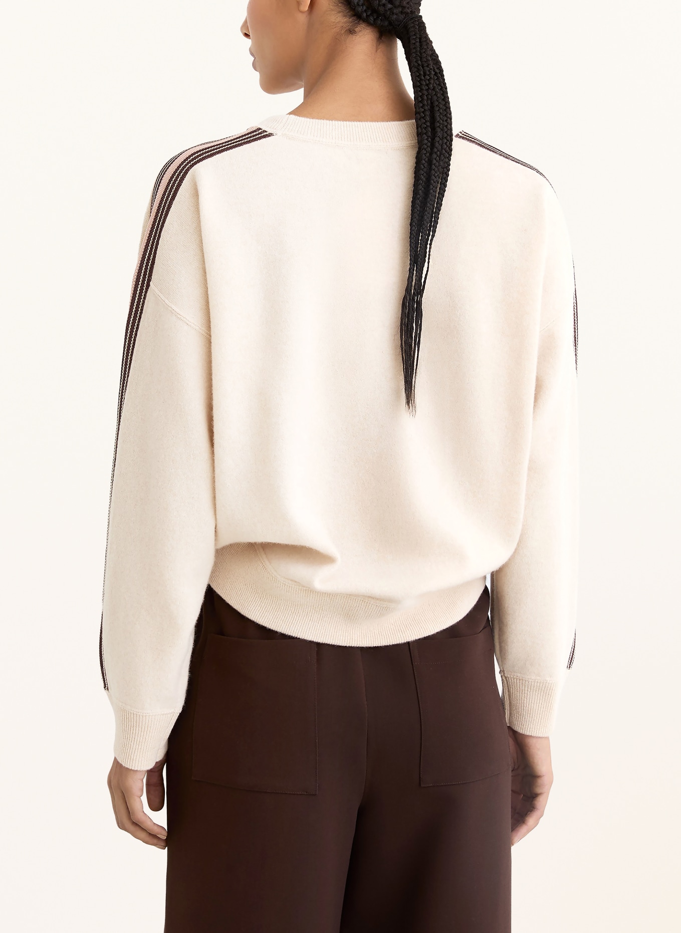 REISS Svetr CARLI s pruhy: KRÉMOVÁ / TMAVĚ HNĚDÁ / SVĚTLE RŮŽOVÁ