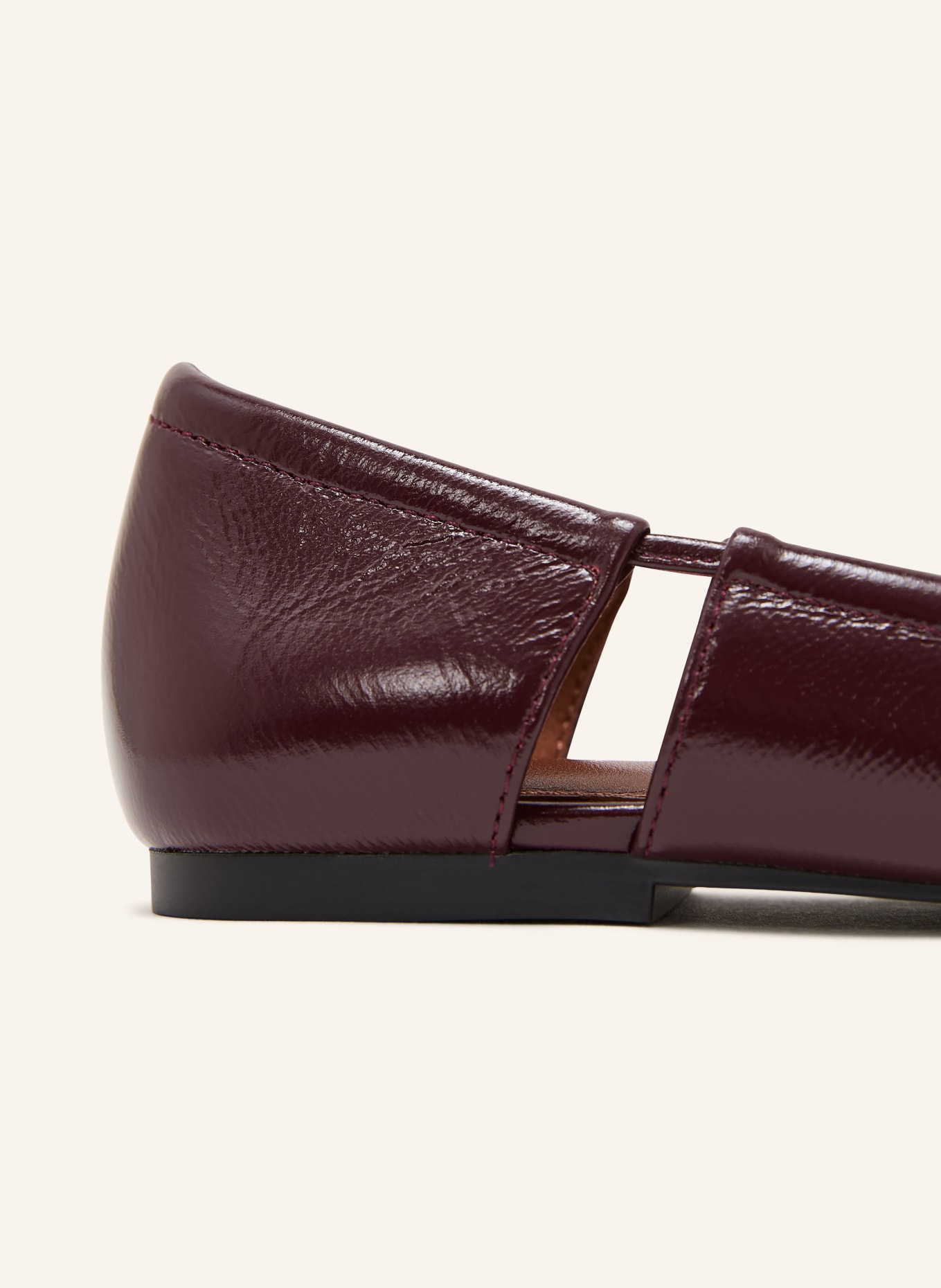 REISS Ballerina's LEONA met uitsnijdingen: DONKERROOD