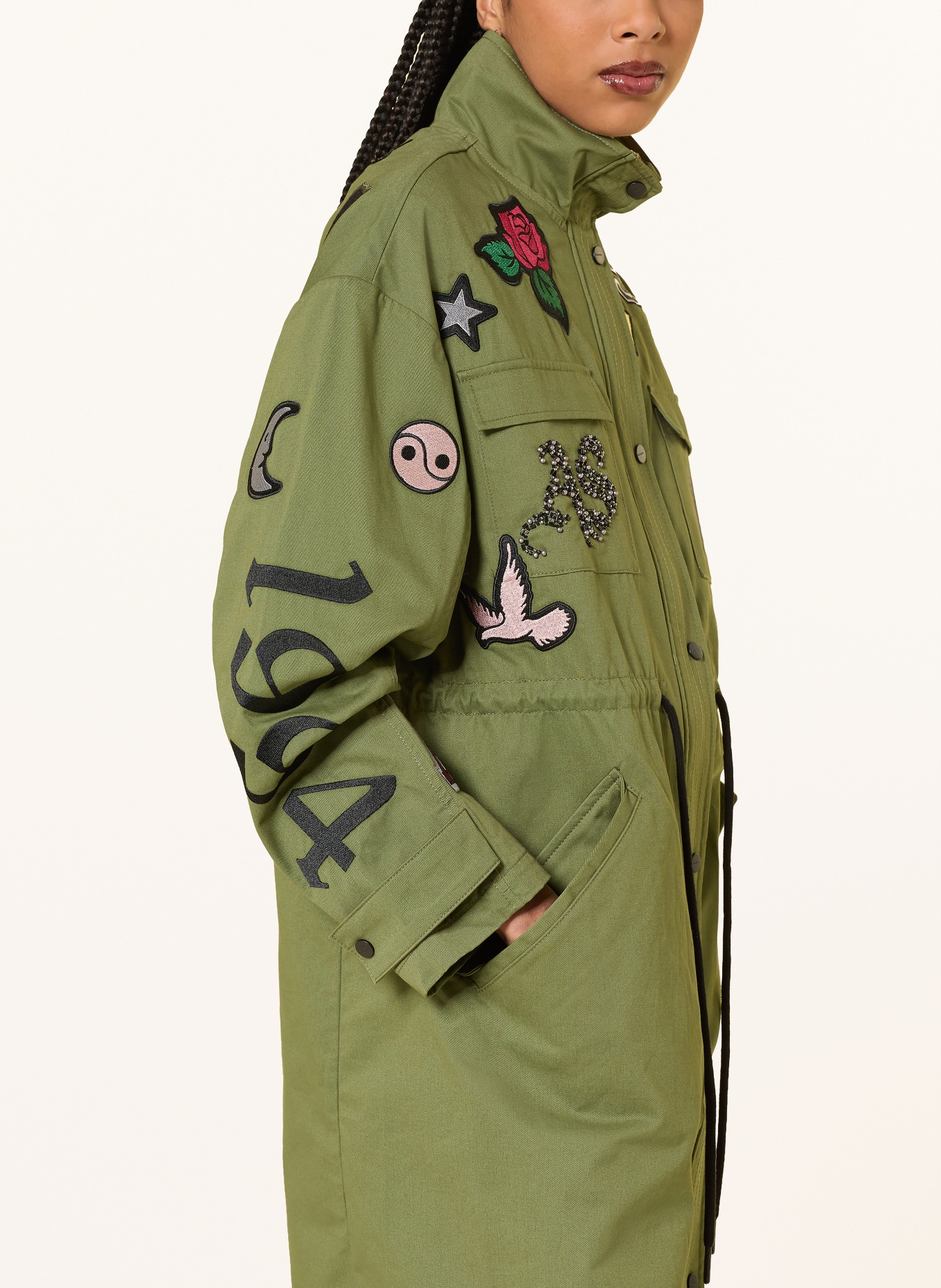 ALLSAINTS Parka ARIAA s ozdobnými perličkami: ZELENÁ / STŘÍBRNÁ / ČERNÁ