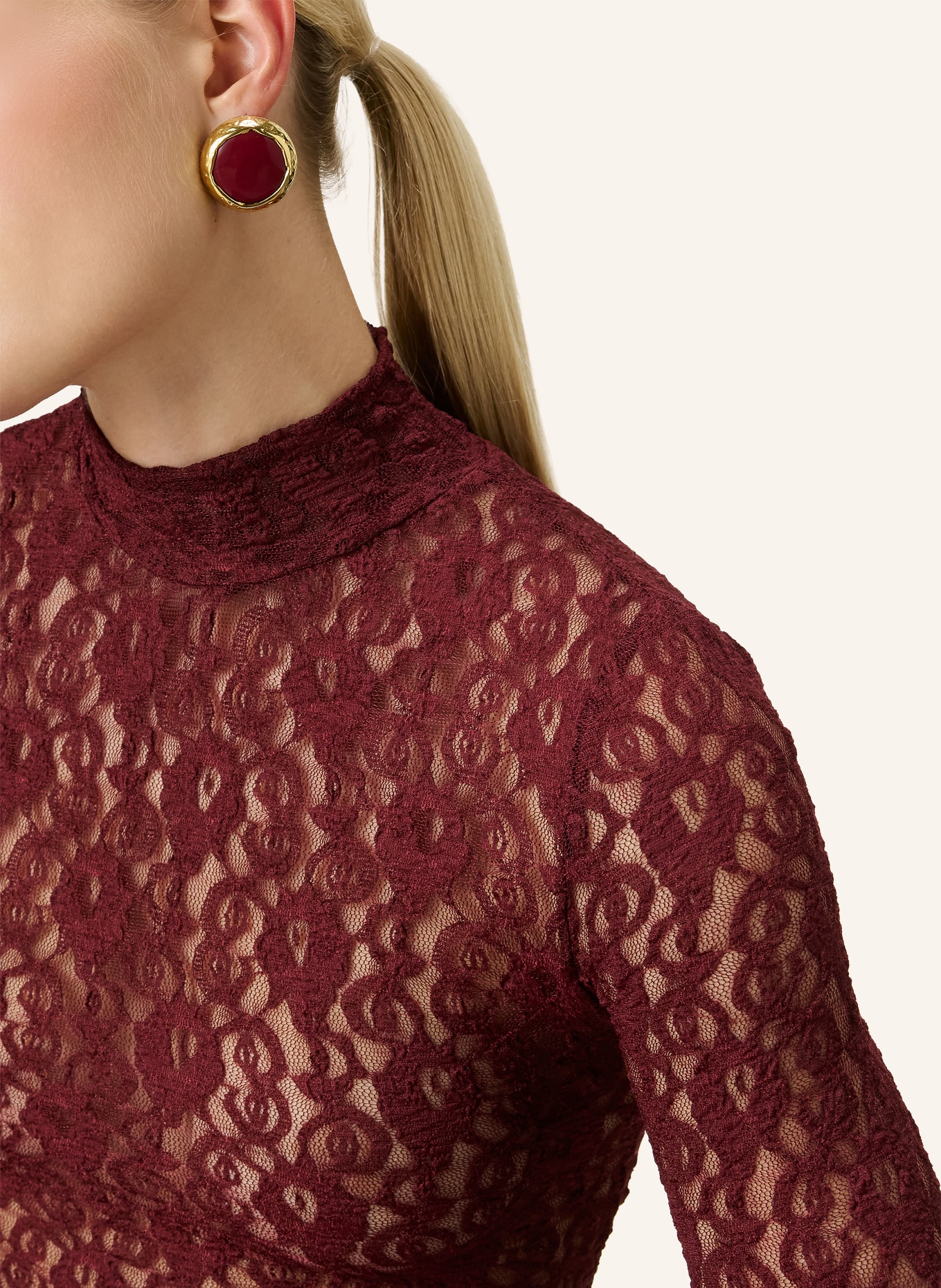 VANESSA BARONI ear clips: GOLD / DARK RED