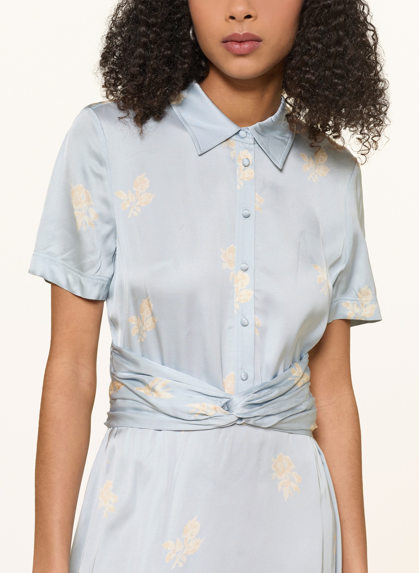 CLAUDIE PIERLOT Hemdblusenkleid aus Satin: HELLBLAU / BEIGE / ECRU