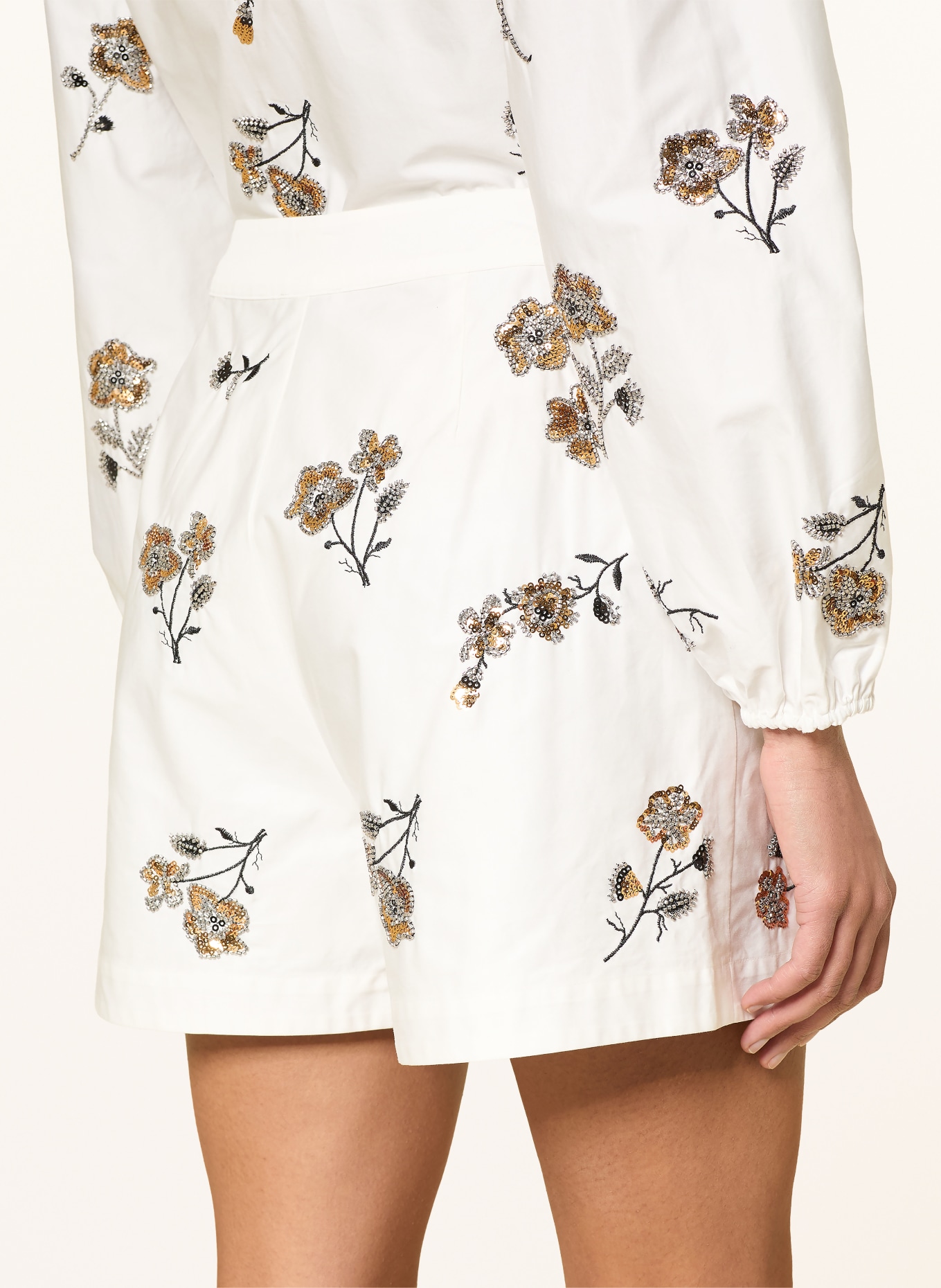 CLAUDIE PIERLOT Shorts mit Pailletten und Schmuckperlen: WEISS / SILBER / GOLD