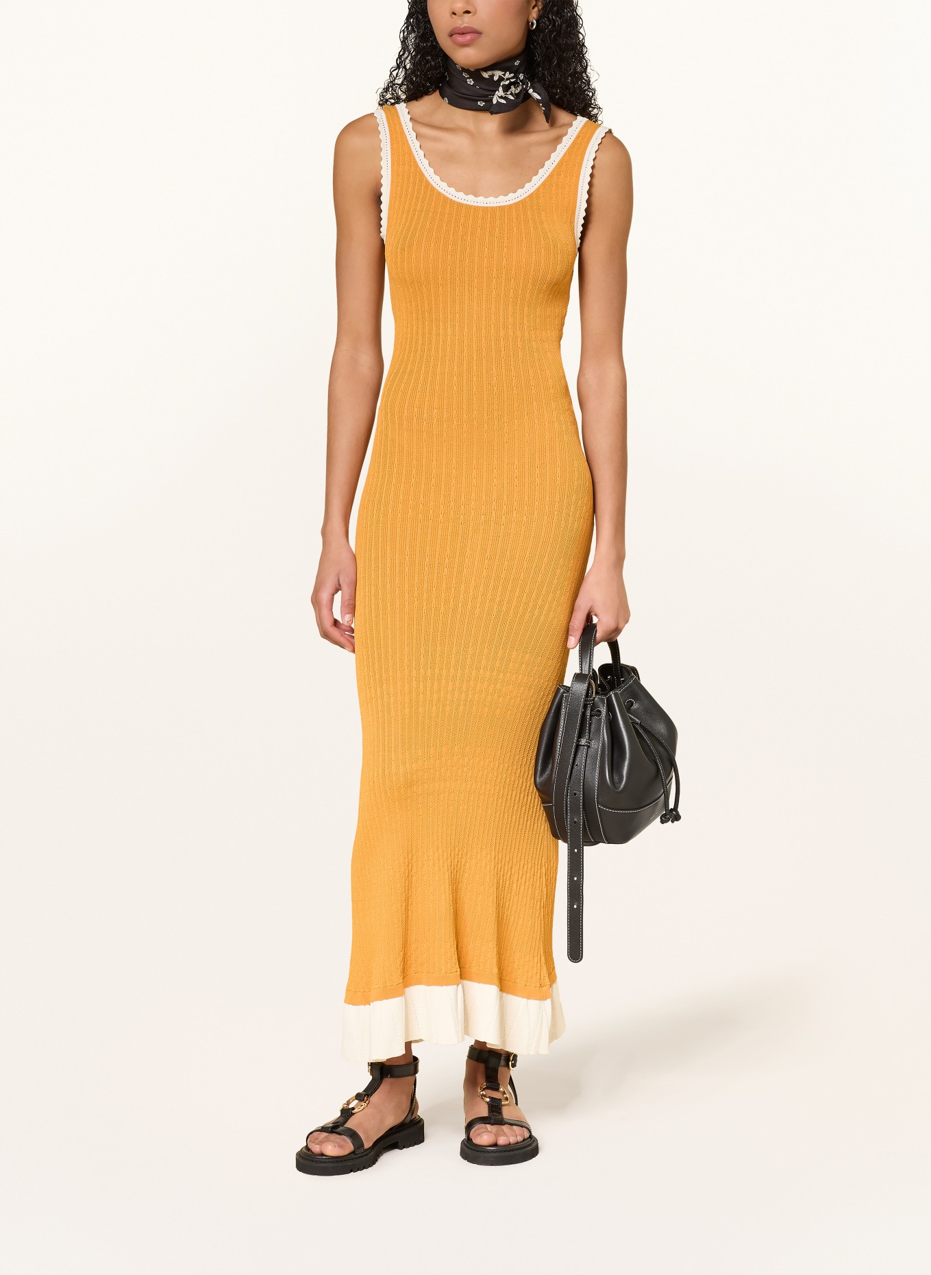 CLAUDIE PIERLOT Strickkleid mit Volants: NEONORANGE / WEISS