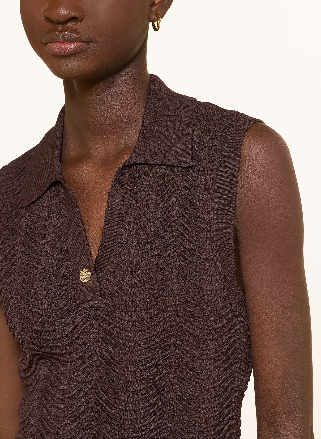 SANDRO Cropped-Stricktop: BRAUN / GOLD