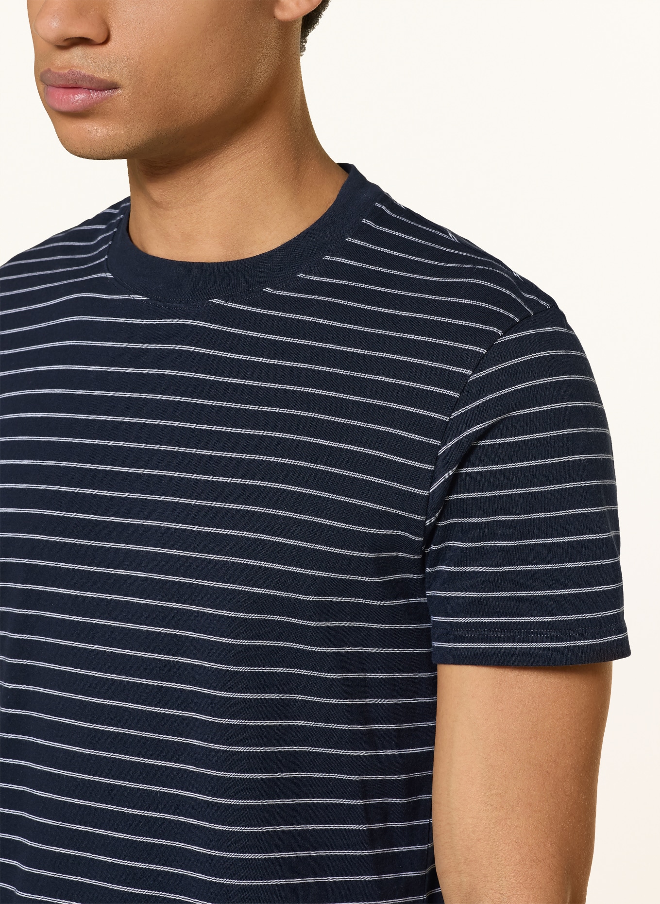 SANDRO T-Shirt: DUNKELBLAU / WEISS