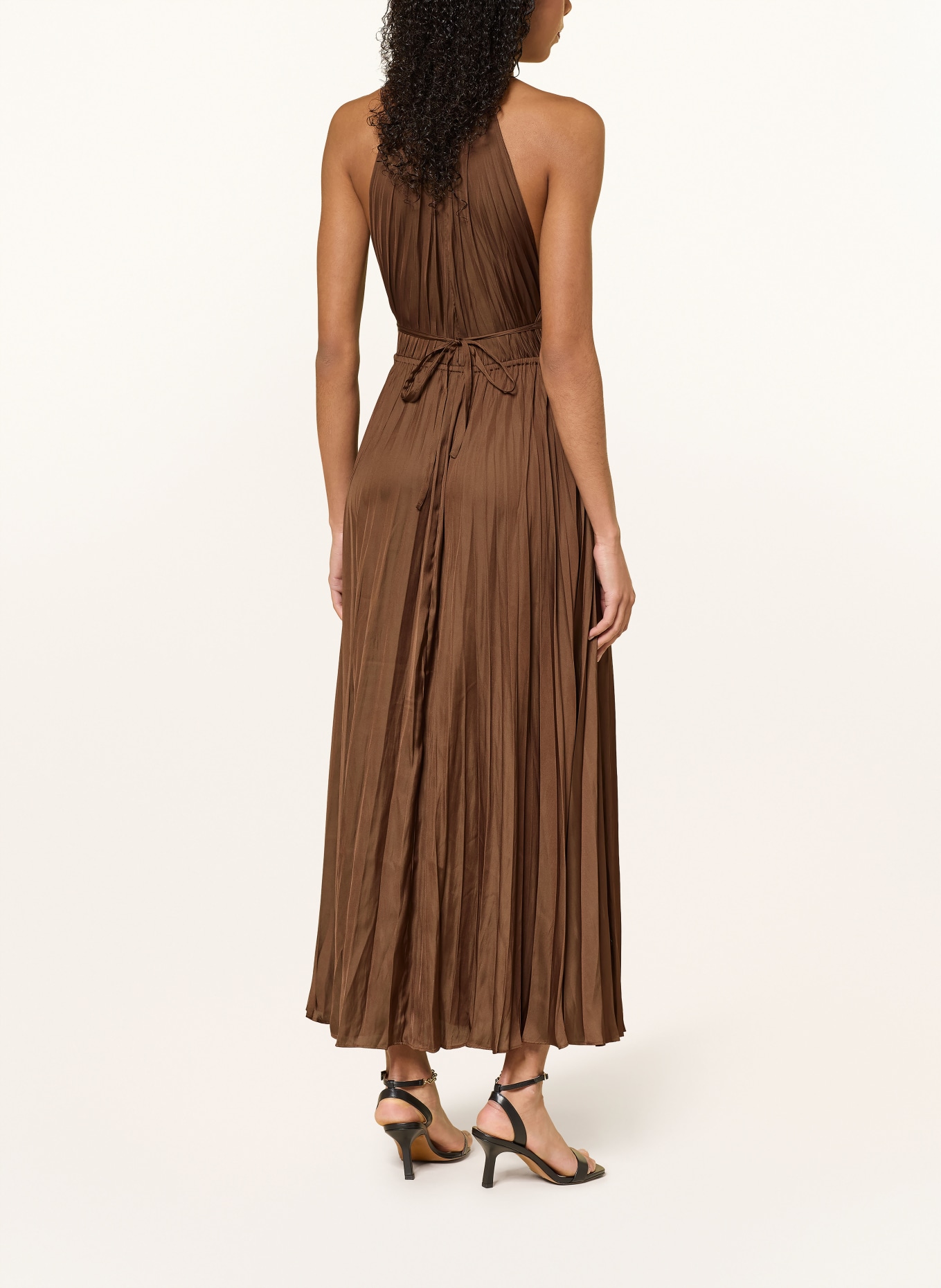 maje Plisseekleid: DUNKELBRAUN