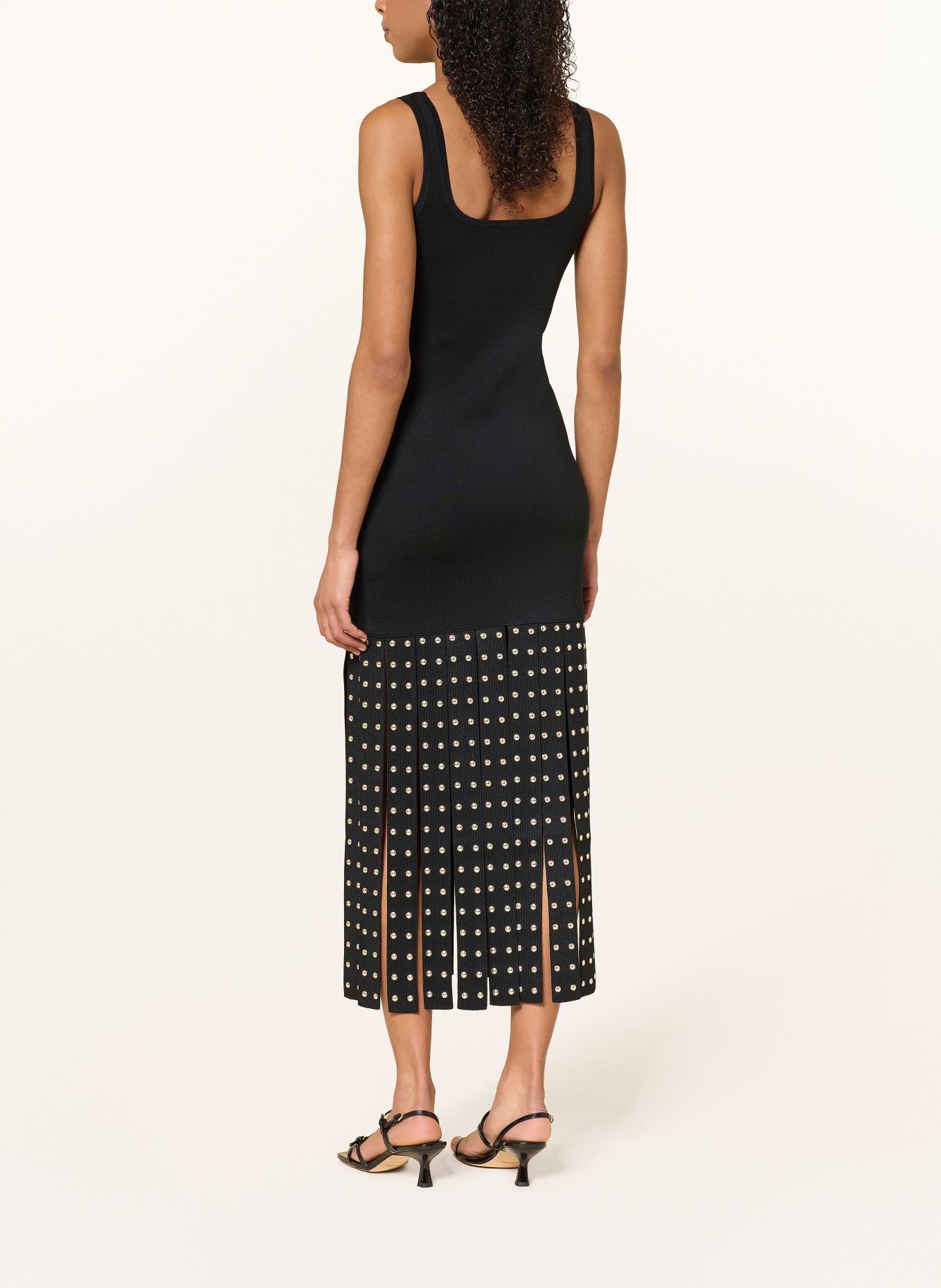 SANDRO Strickkleid mit Nieten: SCHWARZ / SILBER