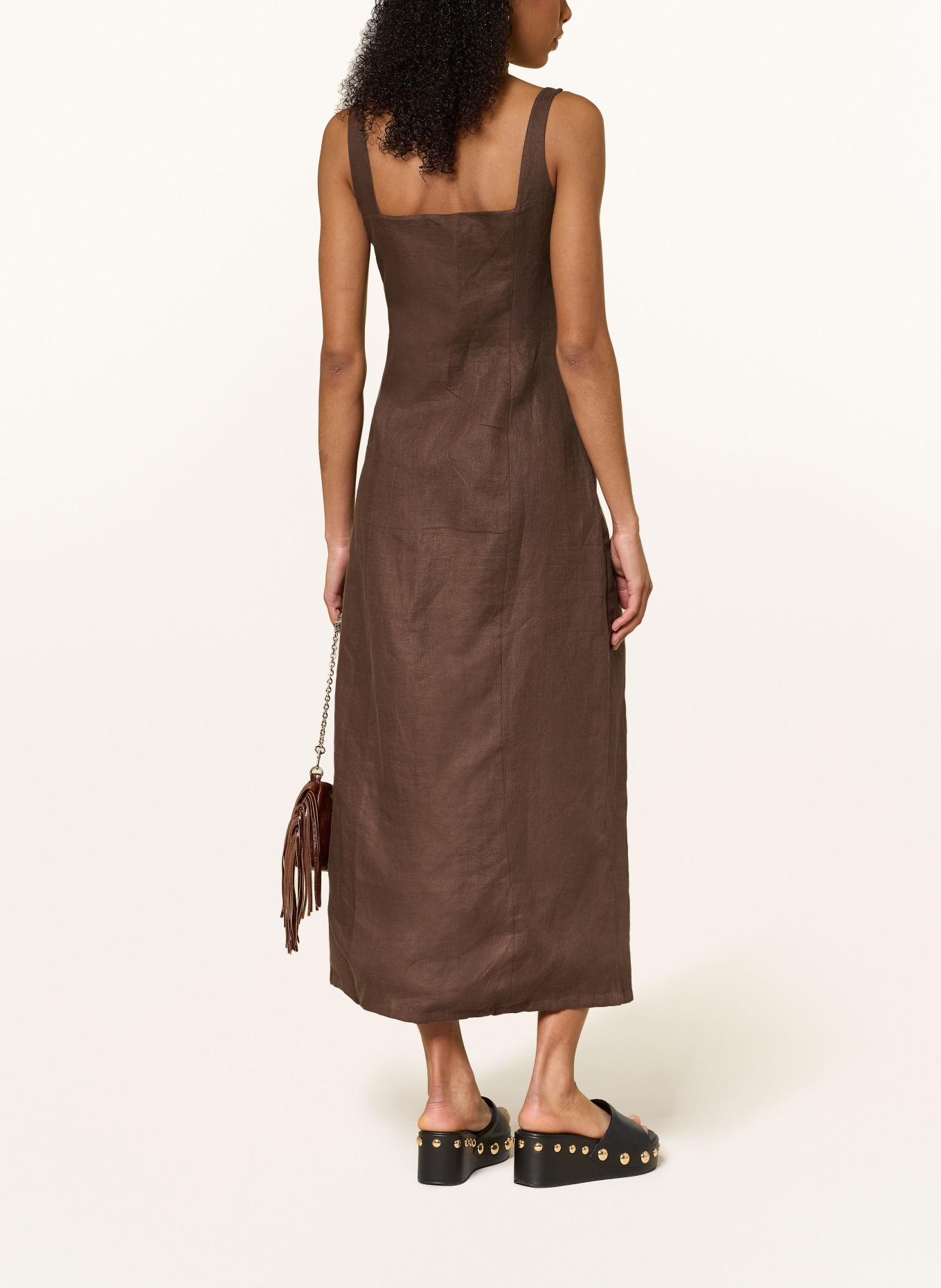 maje Leinenkleid mit Nieten und Cut-outs: BRAUN