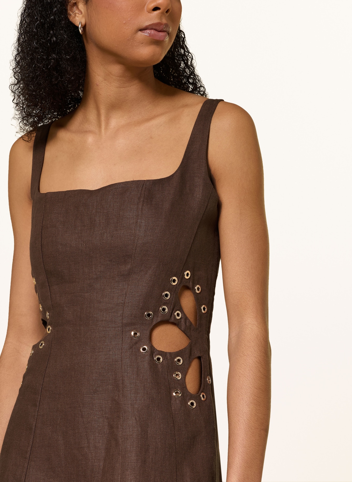 maje Leinenkleid mit Nieten und Cut-outs: BRAUN