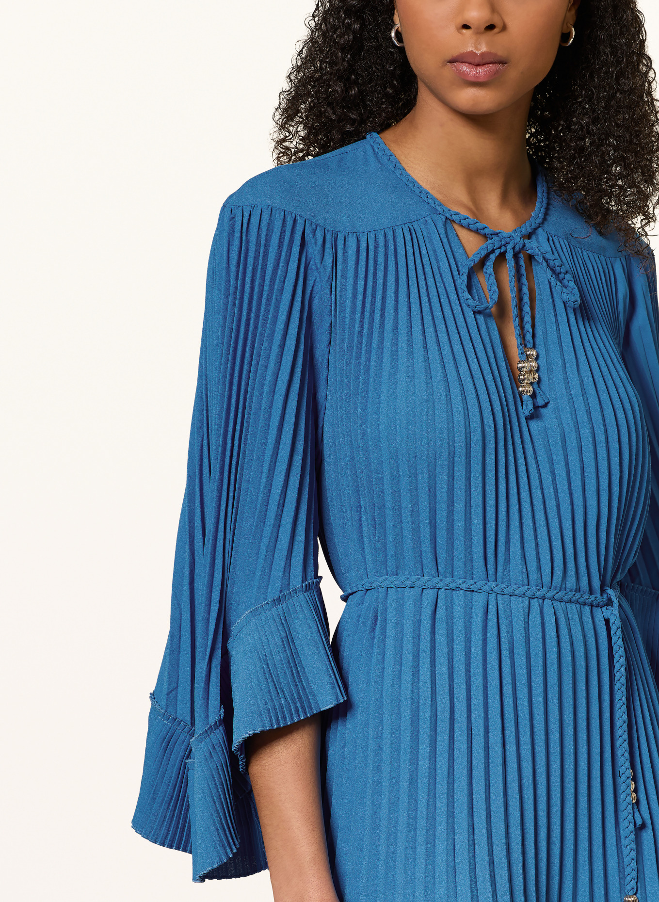 maje Plisseekleid mit 3/4-Arm: BLAU