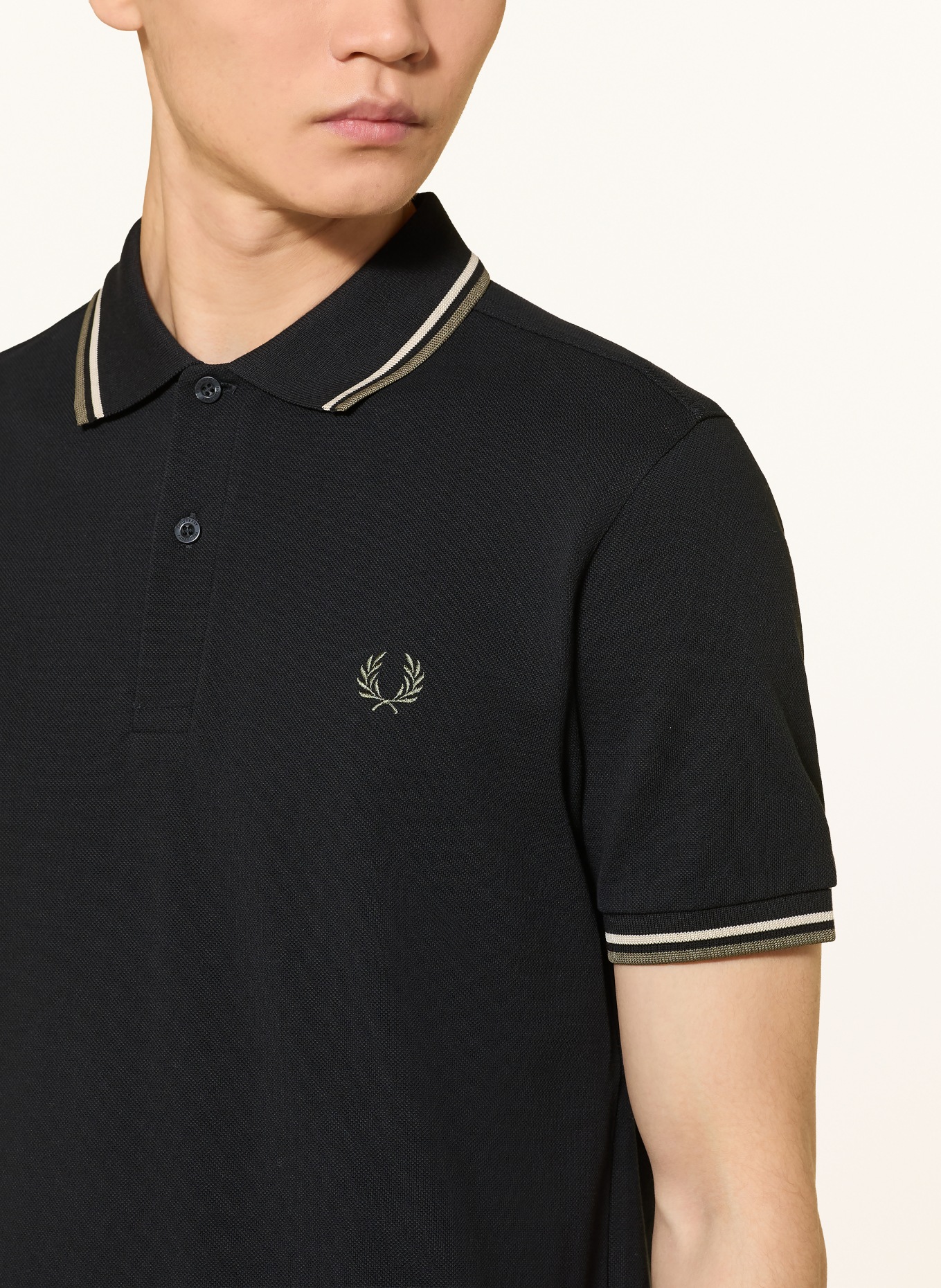 FRED PERRY Piqué polokošile: ČERNÁ / OLIVOVÁ / BÍLÁ