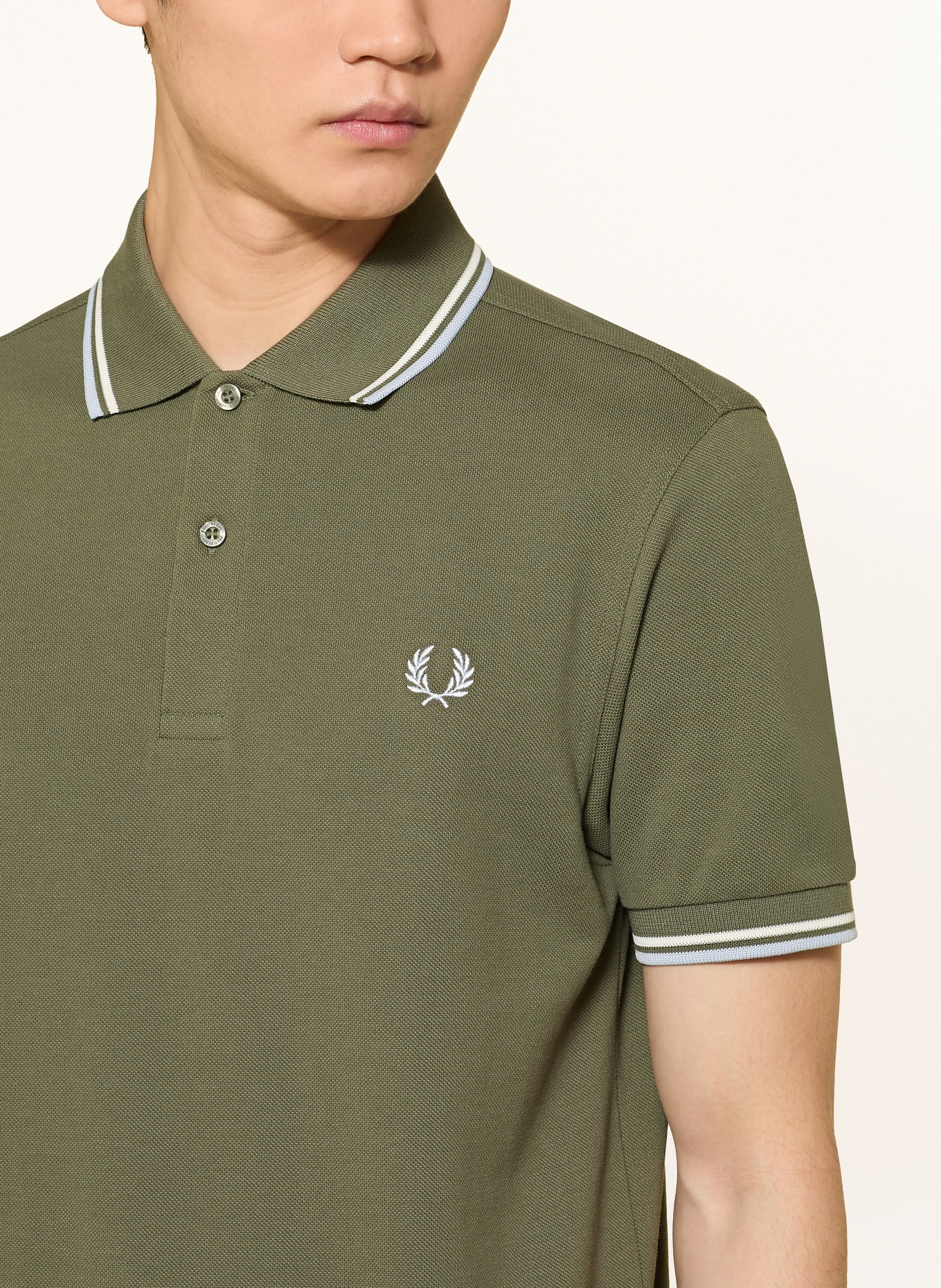 FRED PERRY Piqué polokošile: OLIVOVÁ / BÍLÁ