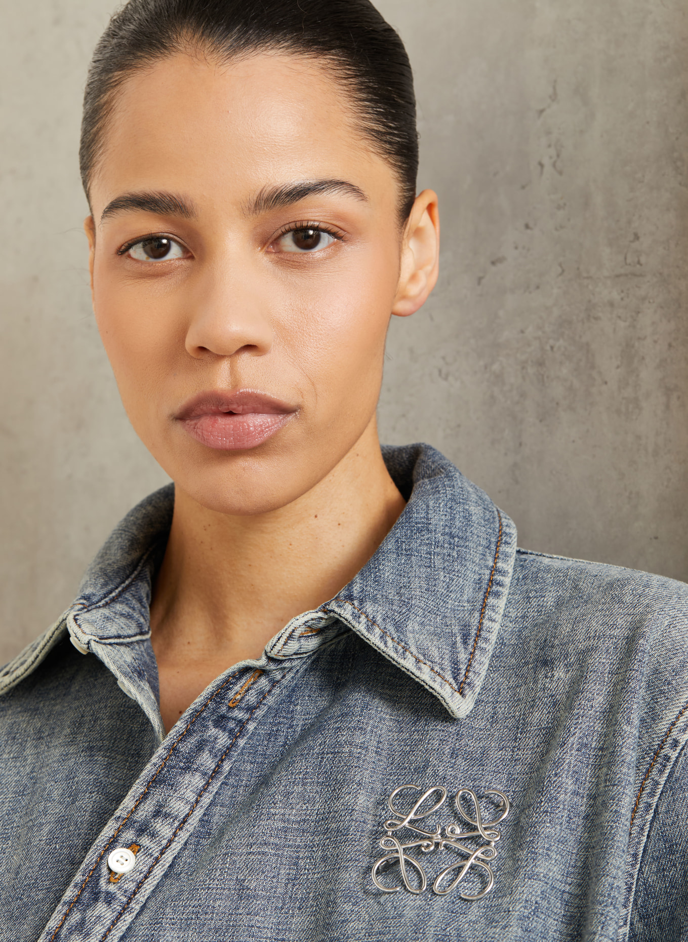 LOEWE Broche ANAGRAM: ARGENT