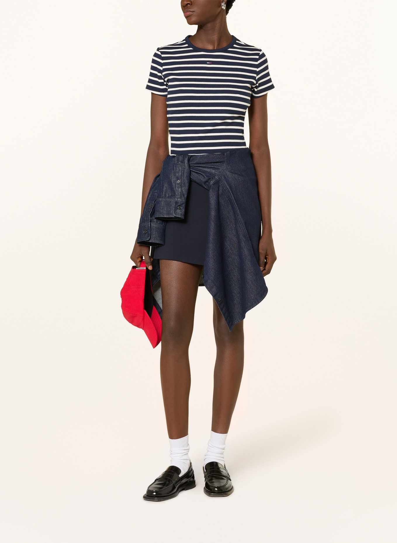 TOMMY JEANS Tričko: TMAVĚ MODRÁ / BÍLÁ