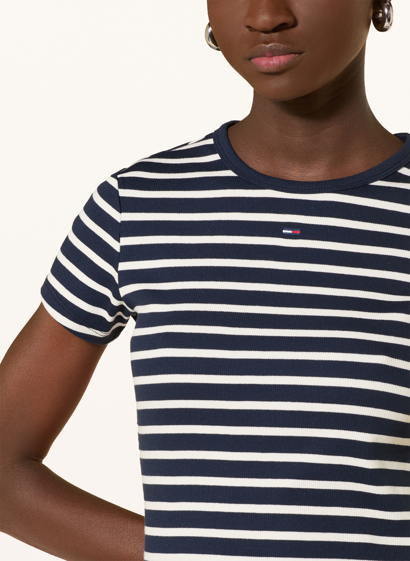 TOMMY JEANS Tričko: TMAVĚ MODRÁ / BÍLÁ