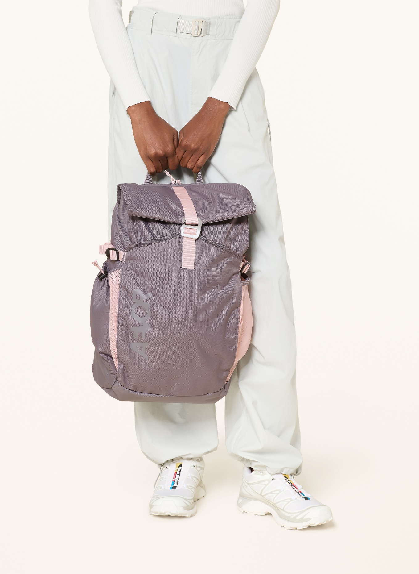 AEVOR Rugzak ROLL PACK 20 l met laptopvak: DONKERGRIJS / ROZE