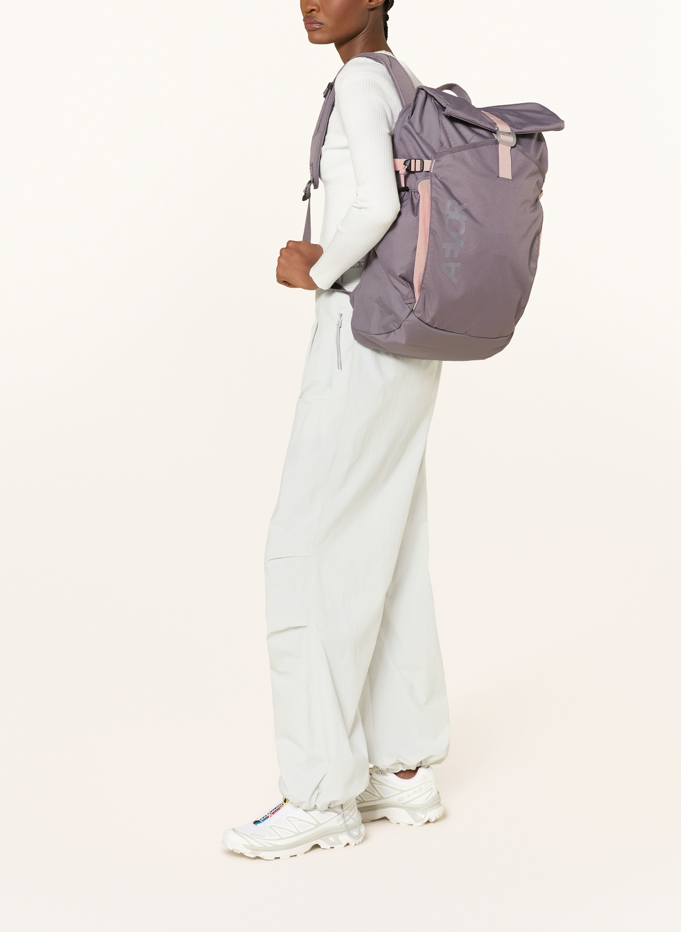 AEVOR Rugzak ROLL PACK 20 l met laptopvak: DONKERGRIJS / ROZE