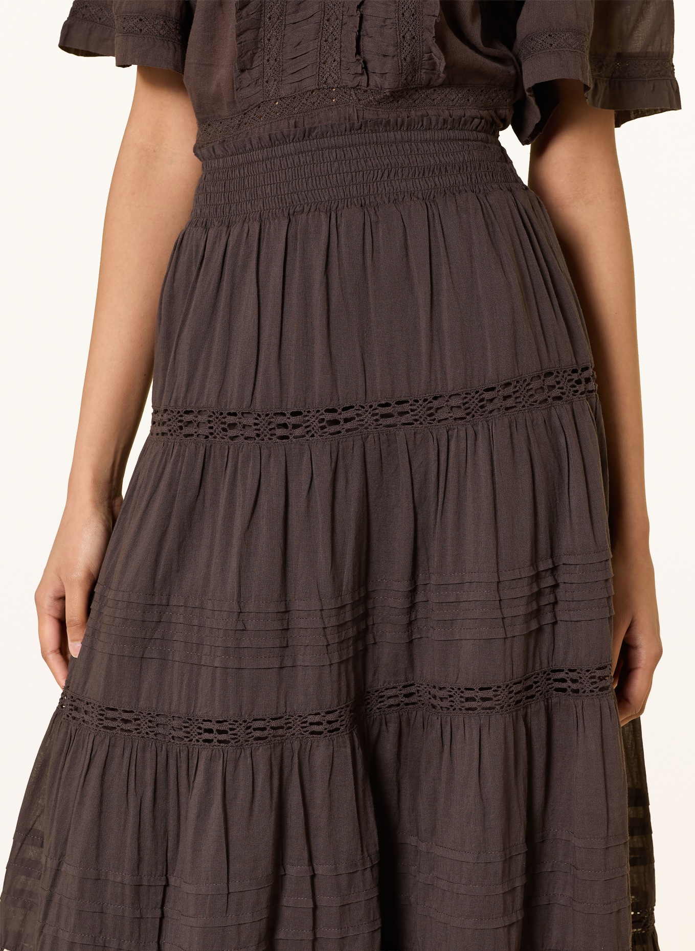 NEO NOIR Spódnica FELICIA z dziurkowaną koronką: CIEMNOBRĄZOWY