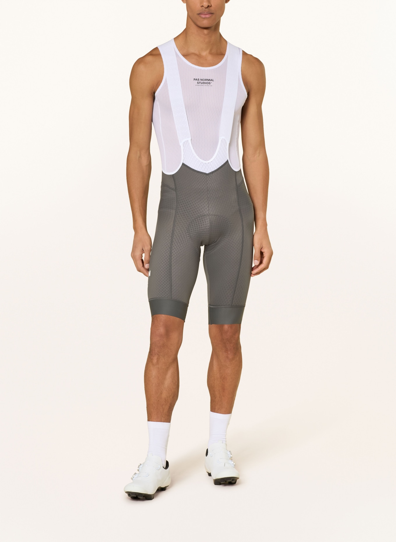 PAS NORMAL STUDIOS Fietsbroek MECHANISM BIBS met bretels en gewatteerde inzetstukken: DONKERGRIJS / WIT