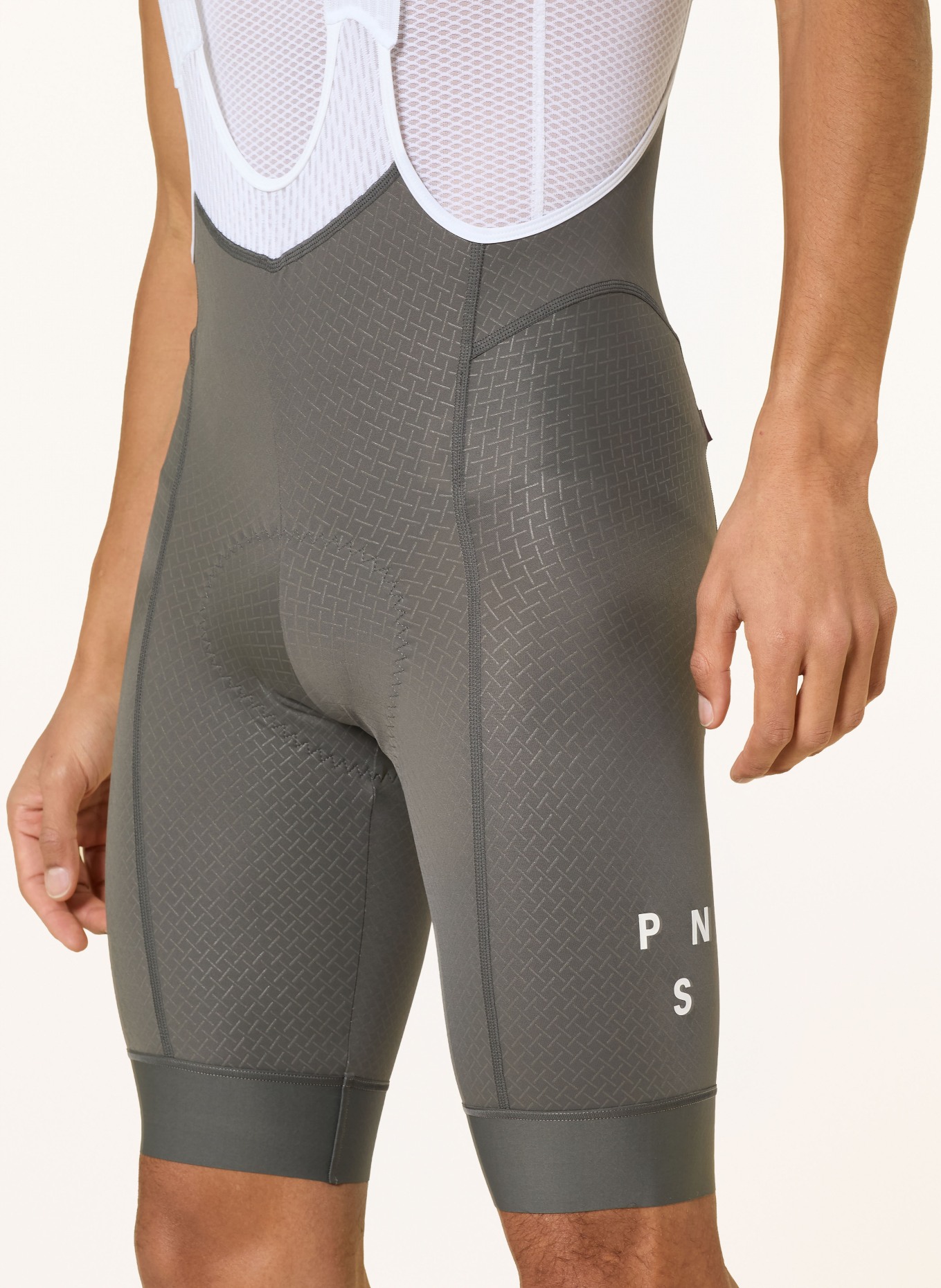 PAS NORMAL STUDIOS Fietsbroek MECHANISM BIBS met bretels en gewatteerde inzetstukken: DONKERGRIJS / WIT