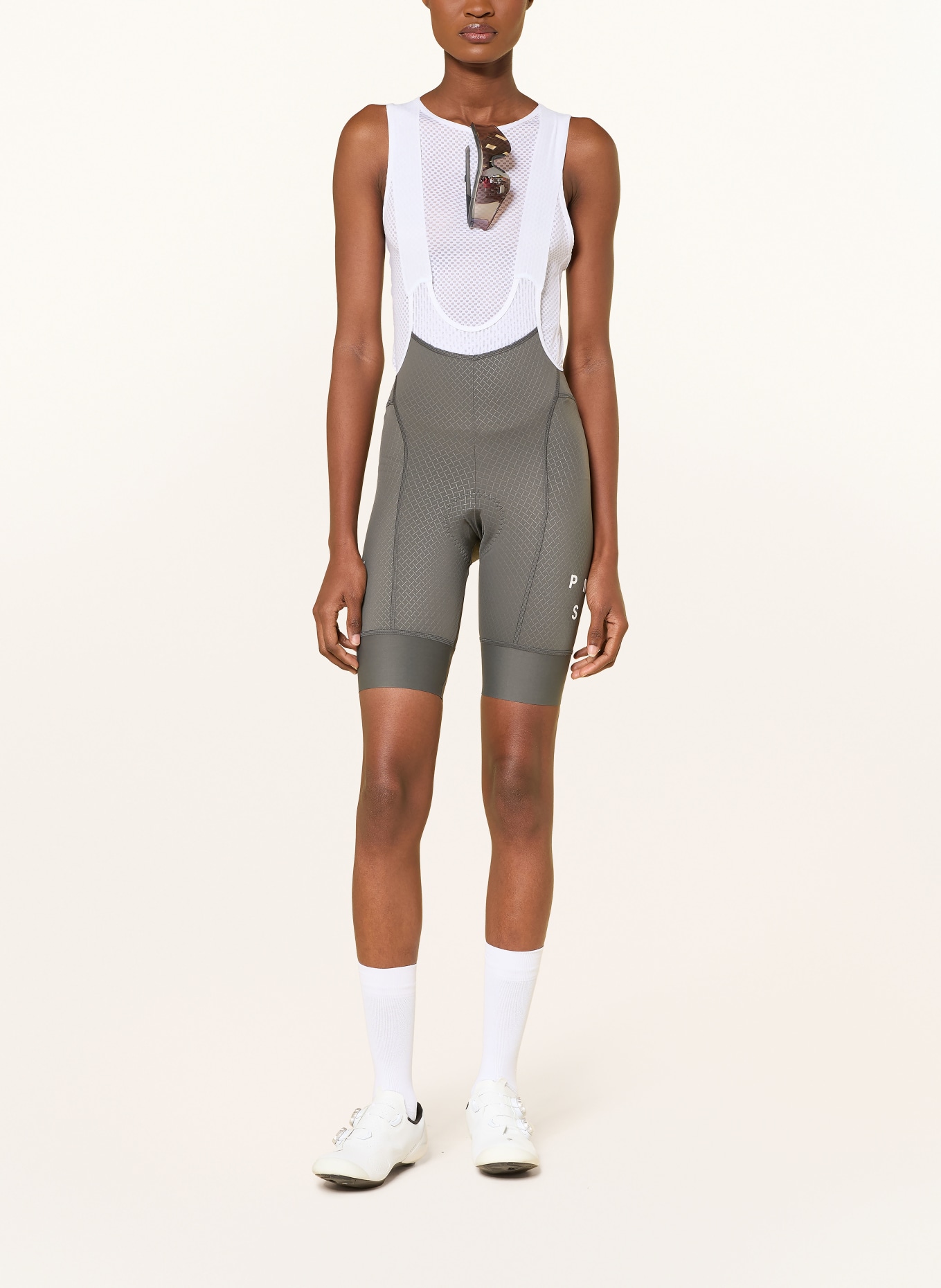 PAS NORMAL STUDIOS Fietsbroek MECHANISM BIBS met bretels en gewatteerde inzetstukken: WIT / DONKERGRIJS