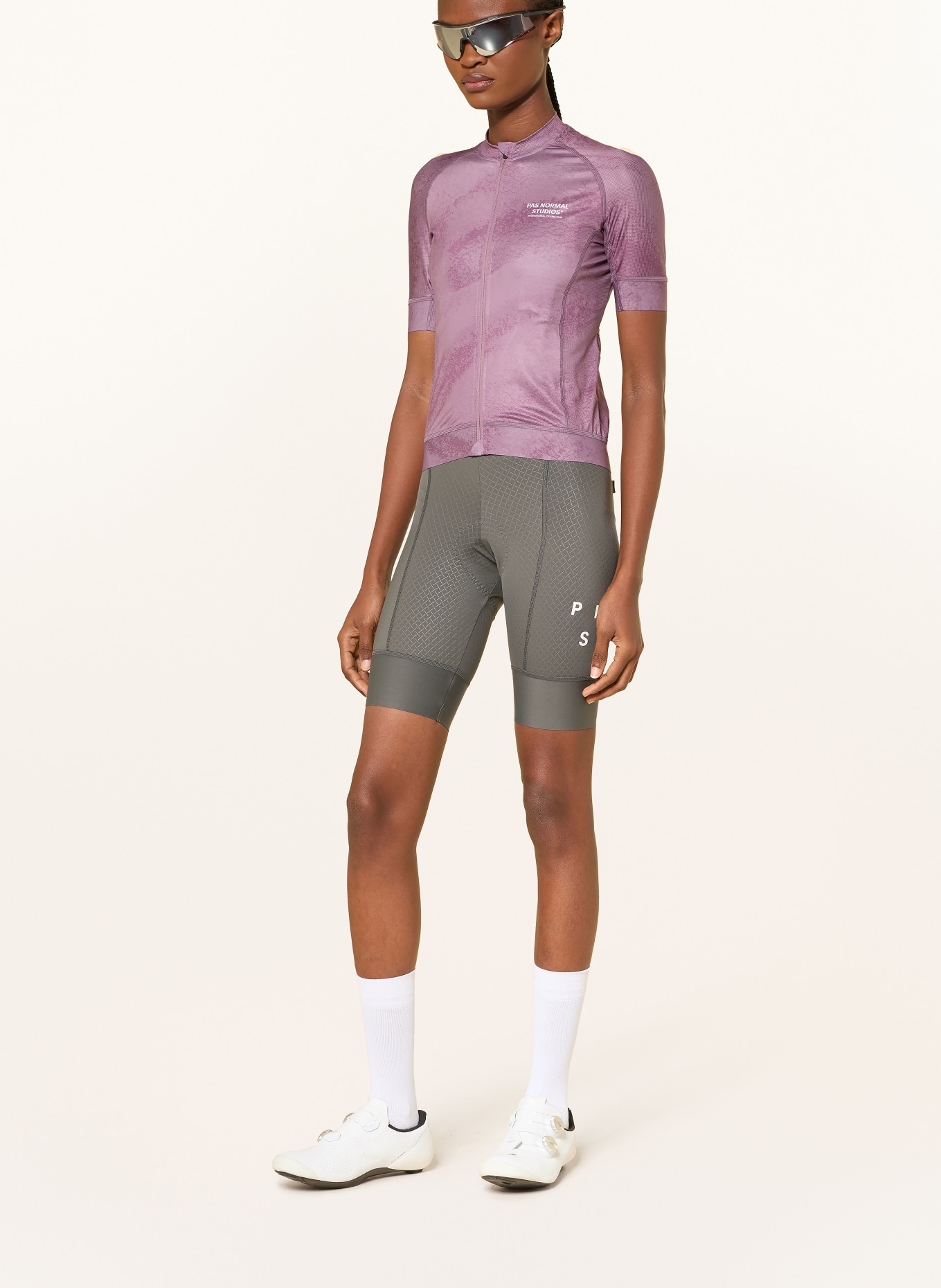 PAS NORMAL STUDIOS Fietsbroek MECHANISM BIBS met bretels en gewatteerde inzetstukken: WIT / DONKERGRIJS