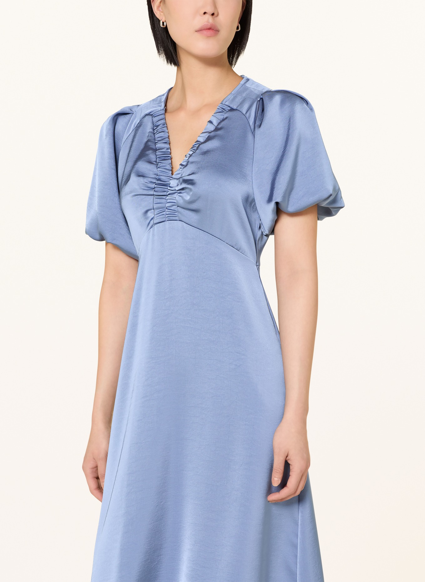 NEO NOIR Saténové šaty ILLANA: MODRÁ