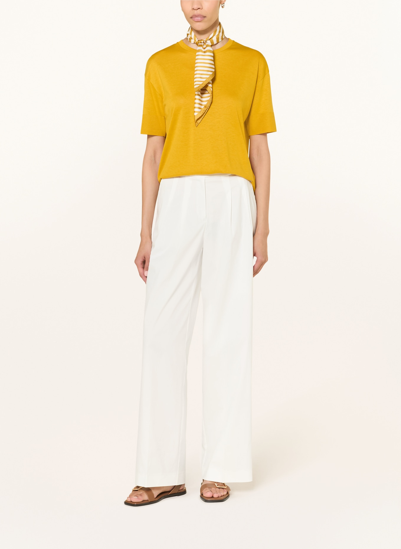 windsor. T-shirt: DONKERGEEL