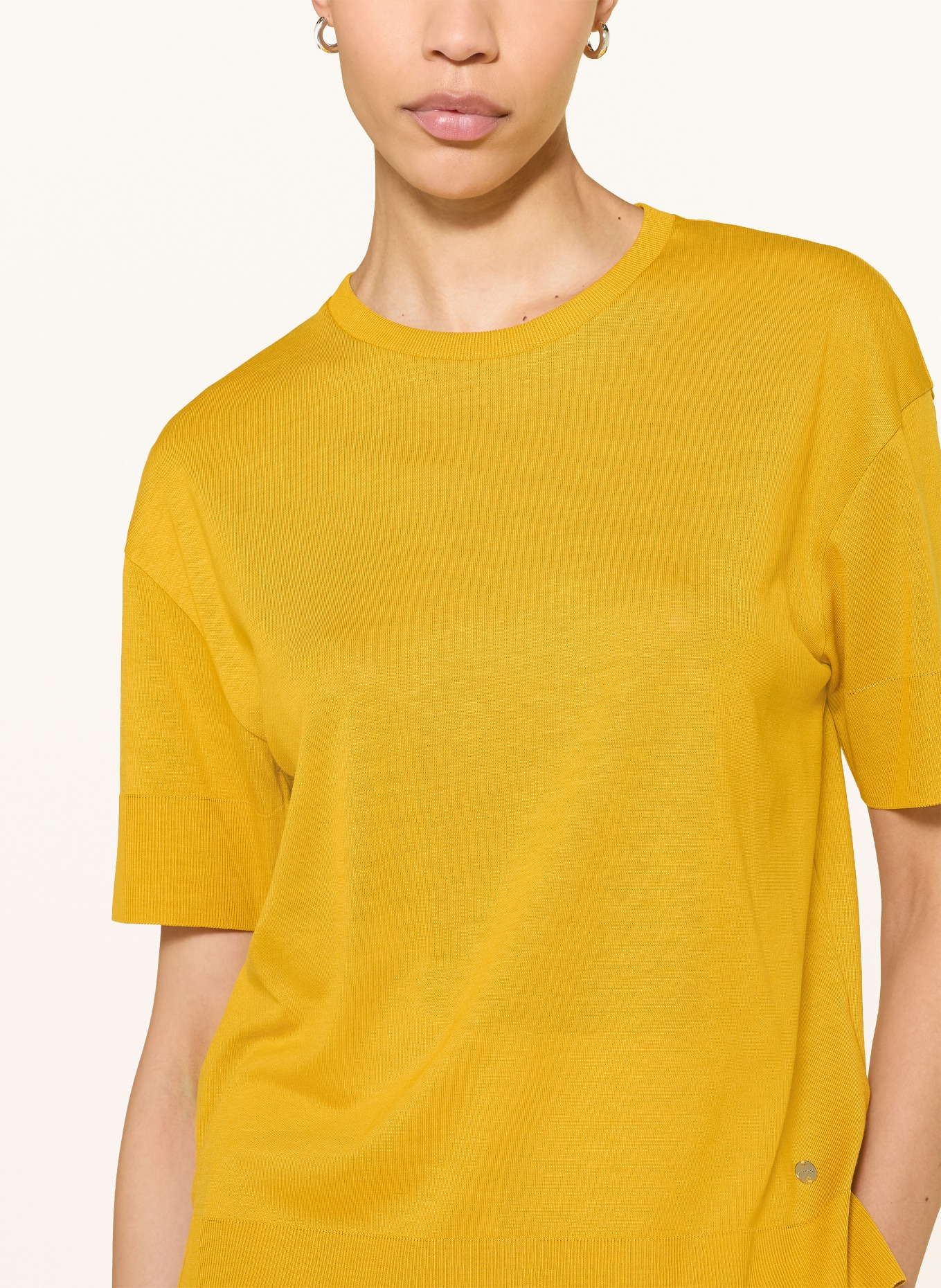 windsor. T-shirt: DONKERGEEL