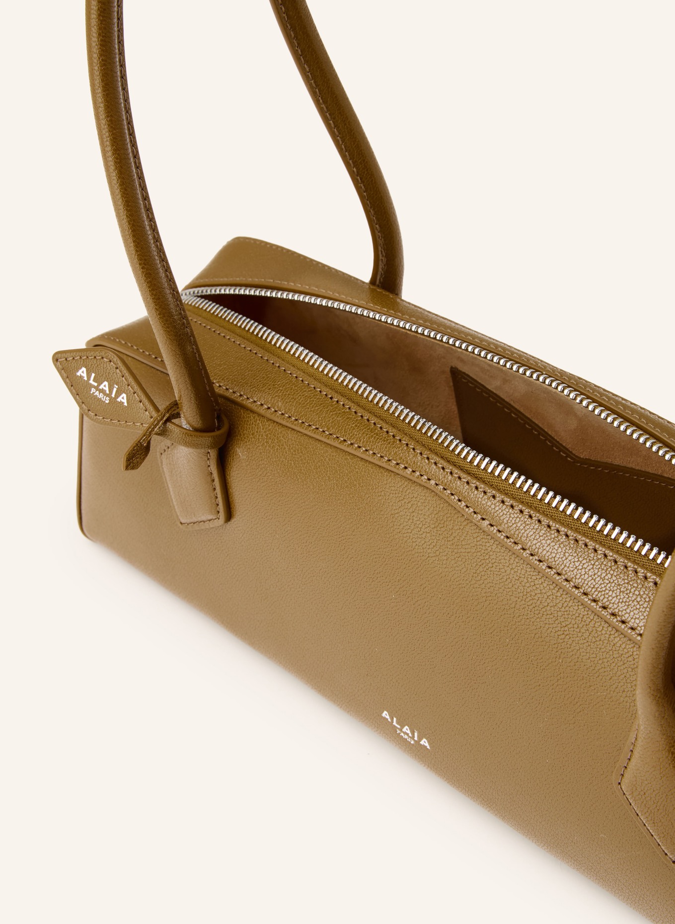 ALAÏA Schoudertas LE TECKEL MEDIUM: CAMEL / ZILVER