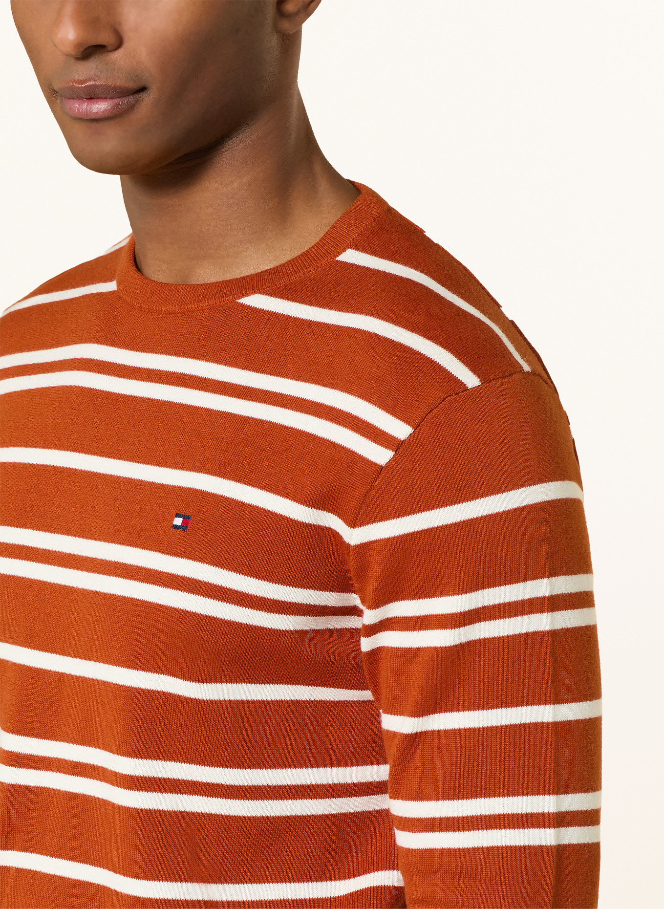 TOMMY HILFIGER Svetr: TMAVĚ ORANŽOVÁ / KRÉMOVÁ