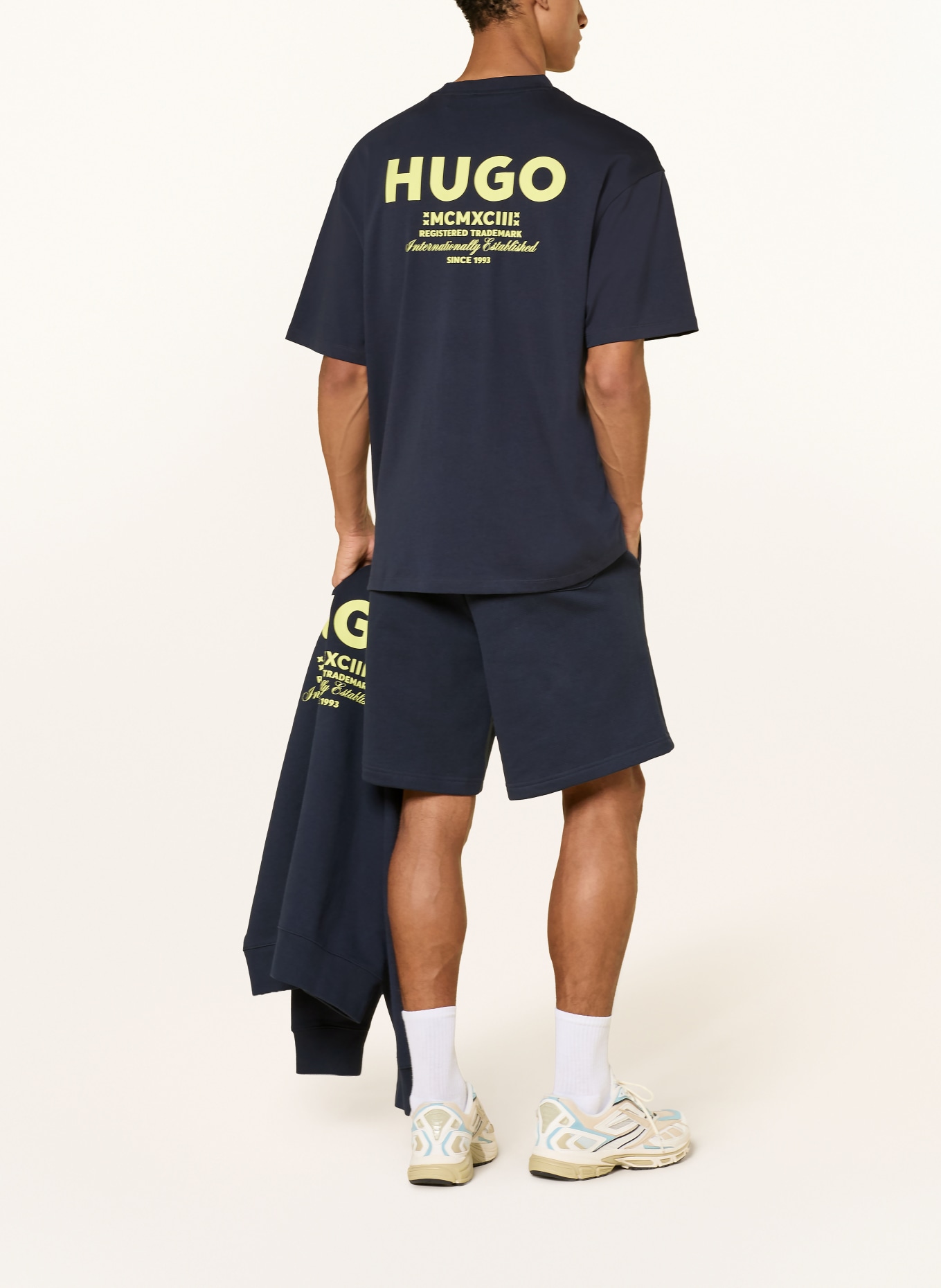 HUGO Sweatshorts NOMARIO: DUNKELBLAU / NEONGELB