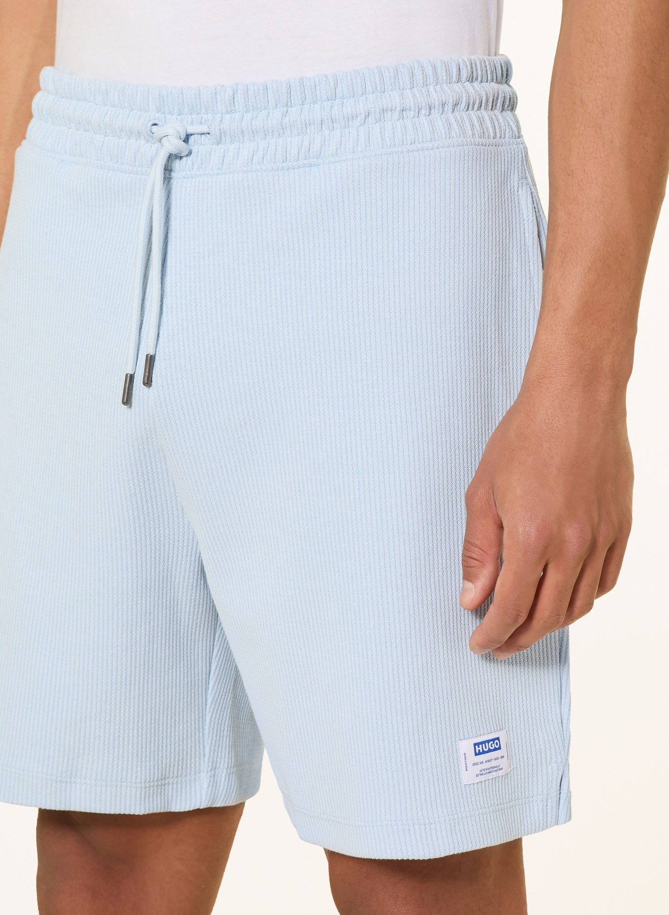 HUGO Sweatshorts NUWAFFLO: LICHTBLAUW