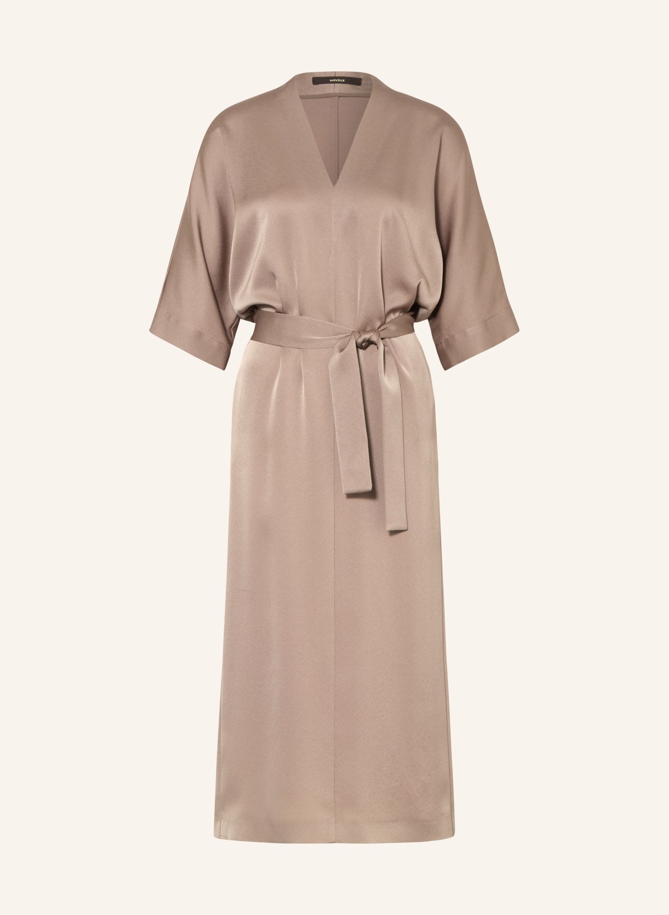 windsor. robe: CHAMEAU