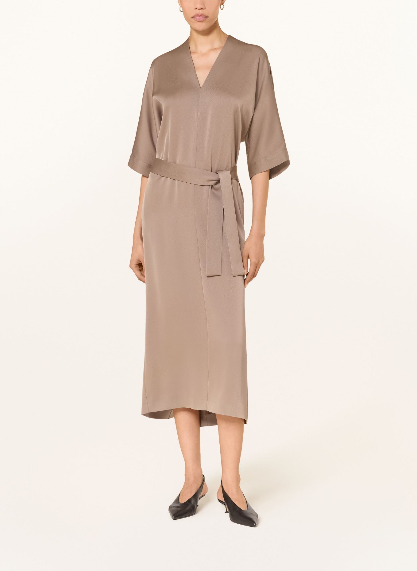 windsor. robe: CHAMEAU