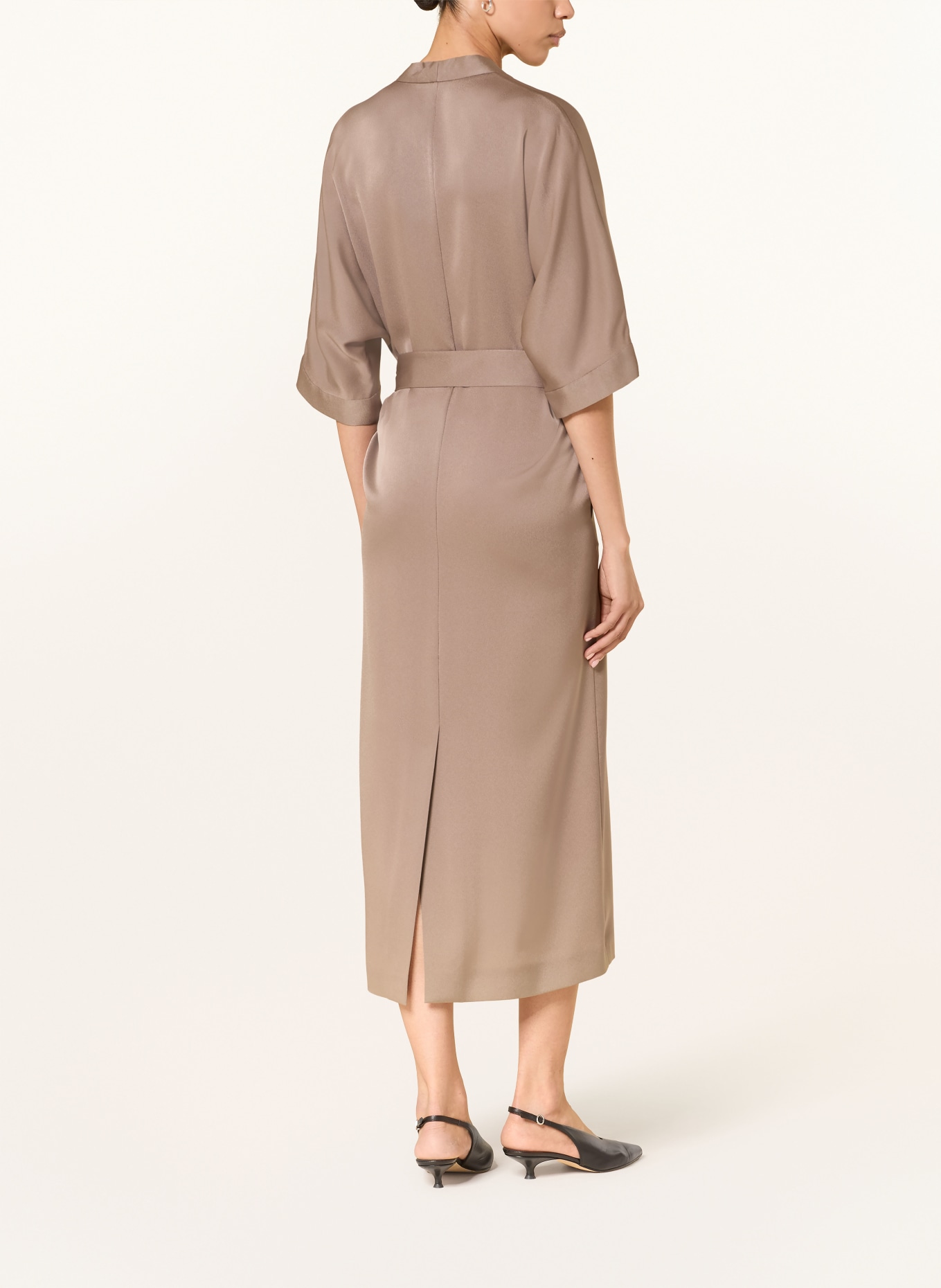 windsor. robe: CHAMEAU